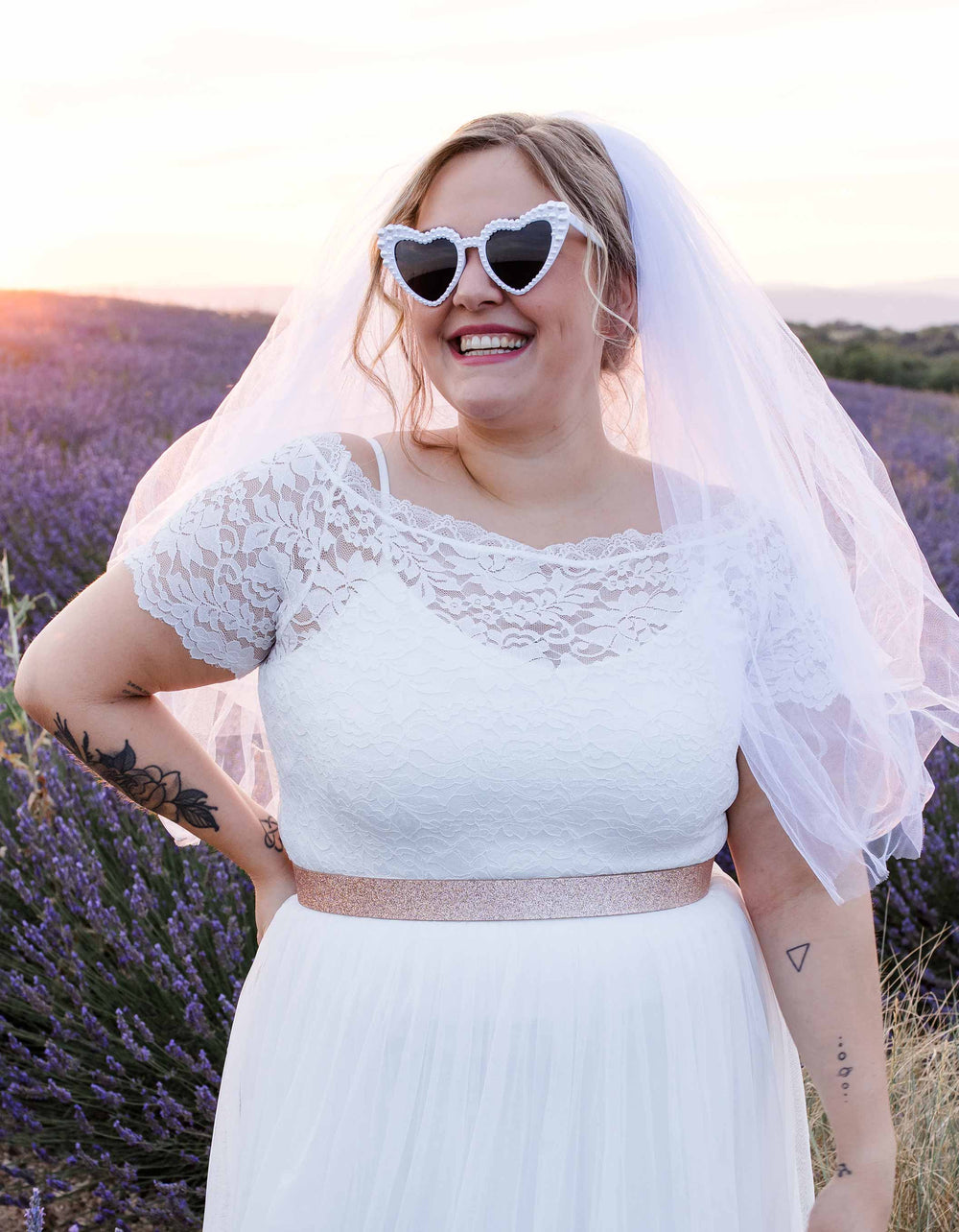 constant_love_online_shop_braut_hochzeit_andcompliments_berlin_braut_tuellrock_tuell_rock_spitze_spitzenoberteil_brautkleid_kleid_langarm_aermel_standesamt_plus_size_curvy_grosse_groesse