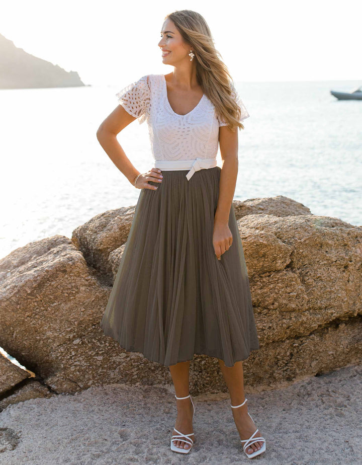 andcompliments_online_shop_brautmode_tulle_skirt_tuellrock_tuell_braut_hochzeit_online_shoppen_midi_taupe_braun_nude_beige_schoko_pantone_mocha_mousse_171230
