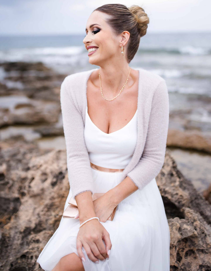 andcompliments_strick_pullover_kuschel_cashmere_wolle_wifey_braut_jga_hochzeit_andcompliments_constant_love_brautmode_online_shop_tuellrock_weiss-strickjacke-bolero-beige-blush-1