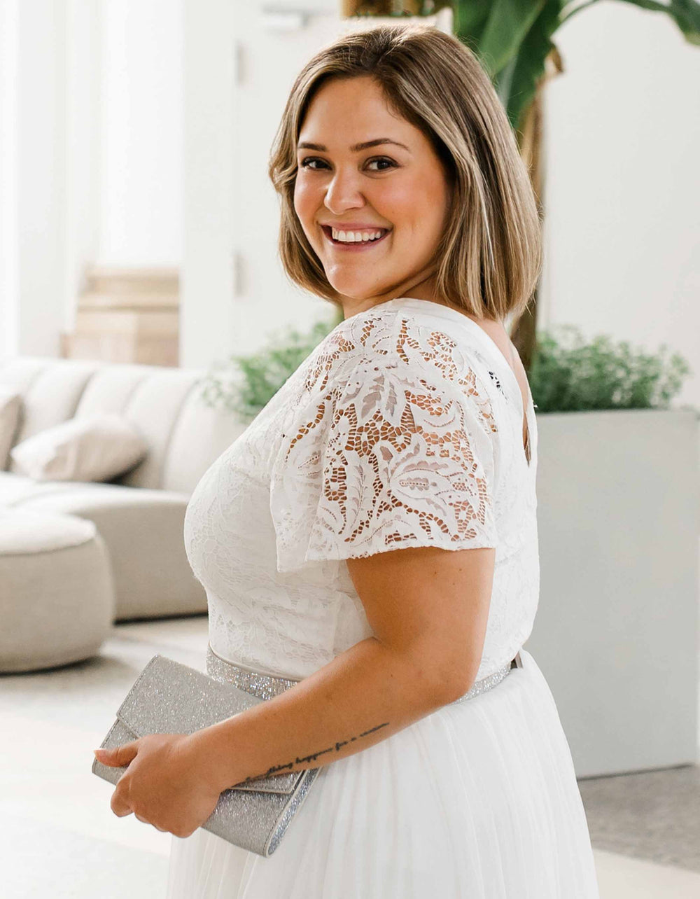     constant_love_online_shop_braut_hochzeit_andcompliments_berlin_braut_tuellrock_tuell_rock_spitze_spitzenoberteil_brautkleid_kleid_langarm_aermel_standesamt_plus_size_curvy_grosse