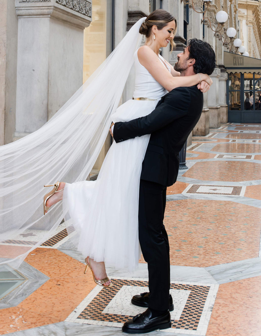 constant_love_online_shop_braut_hochzeit_andcompliments_berlin_team_braut_tuellrock_tuell_rock_spitze_spitzenoberteil_brautkleid_kleid_langarm_aermel_standesamt_boho_spitze_body_basic_