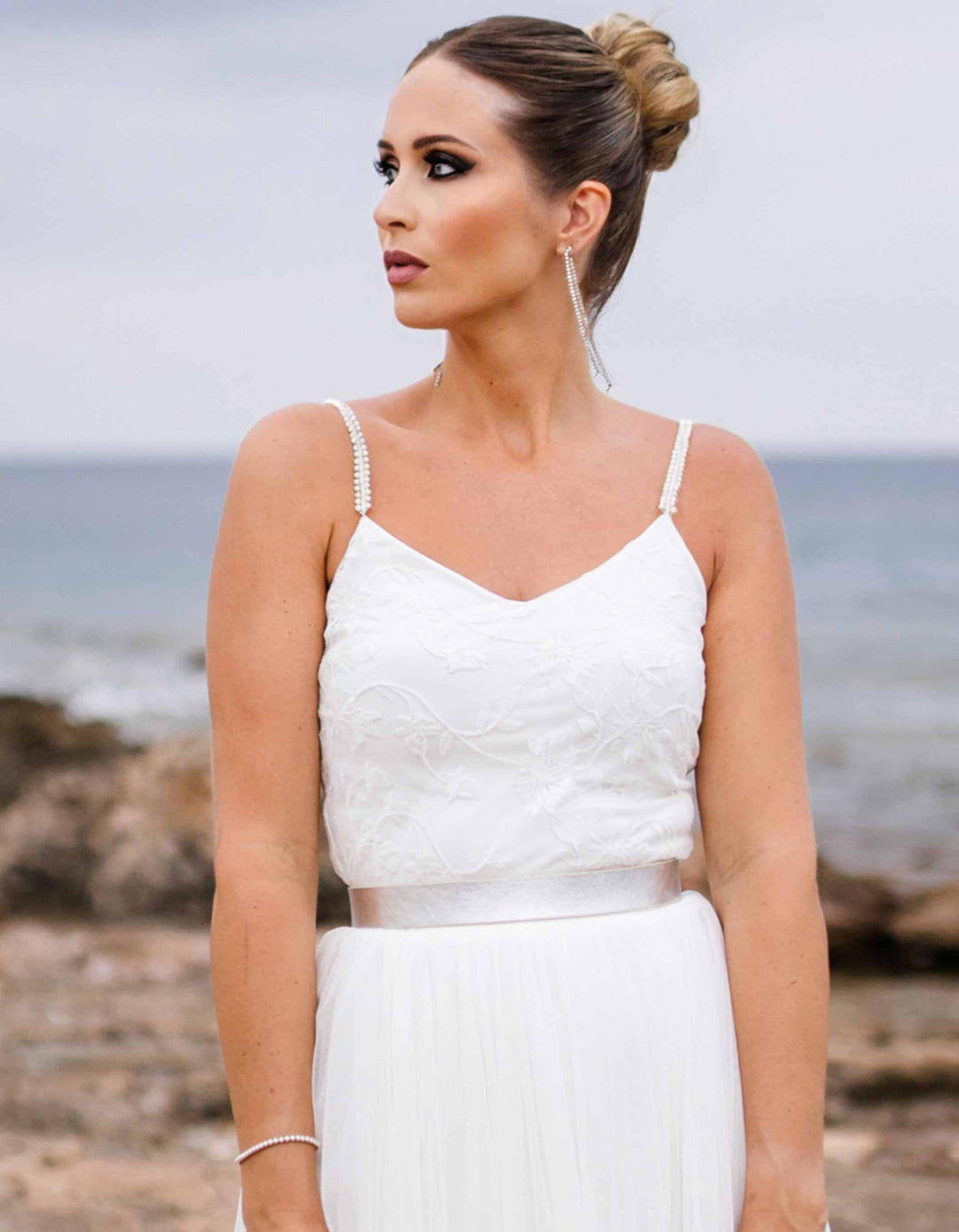 constant_love_online_shop_braut_hochzeit_andcompliments_berlin_team_braut_tuellrock_tuell_rock_spitze_spitzenoberteil_brautkleid_kleid_langarm_aermel_standesamt_boho_spitze_body_basic_perlenträger