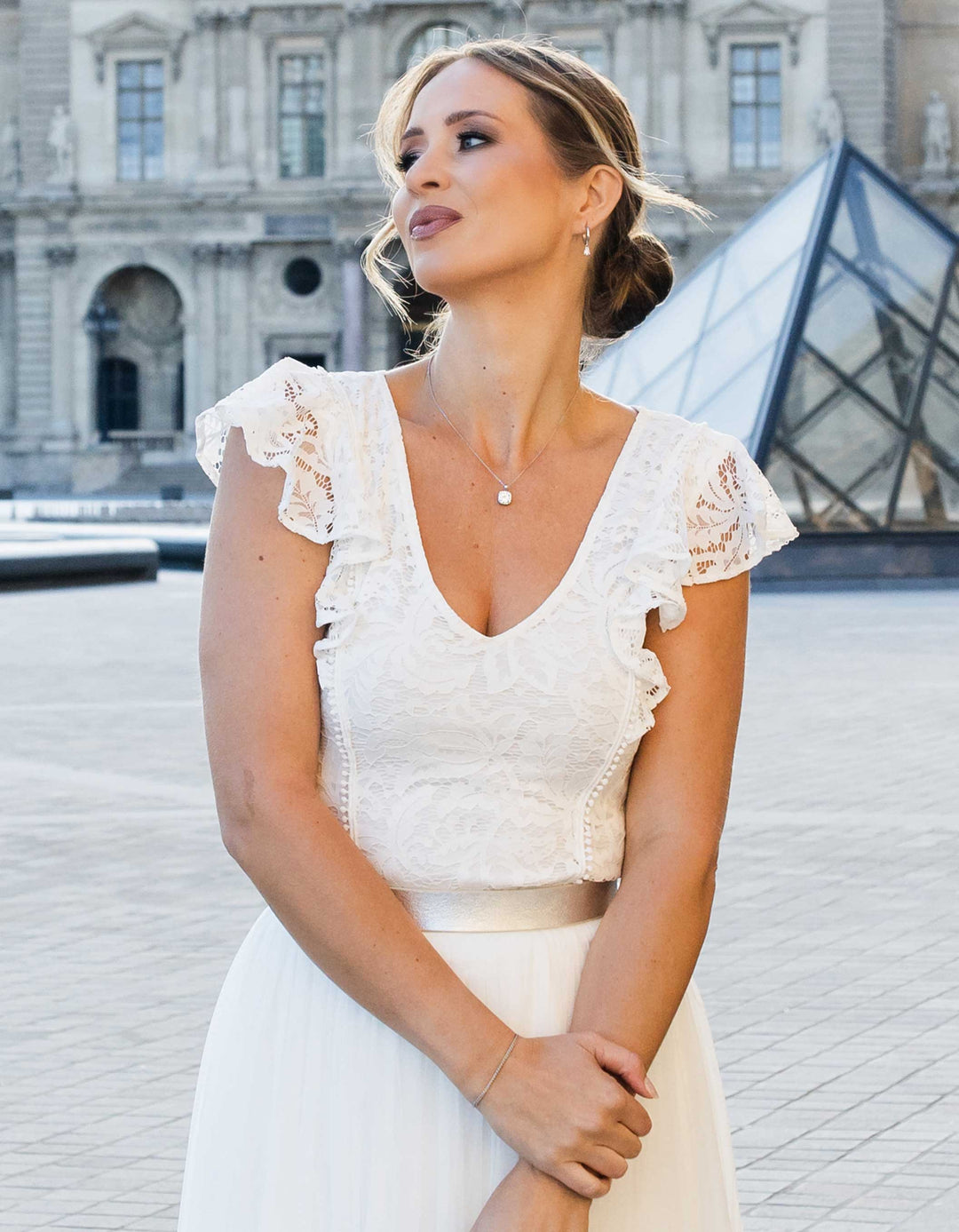 constant_love_online_shop_braut_hochzeit_andcompliments_berlin_team_braut_tuellrock_tuell_rock_spitze_spitzenoberteil_brautkleid_kleid_langarm_aermel_standesamt_boho_spitze_body_flora_161fd5e6-969a-4911-b31c-0a166ac79b2d