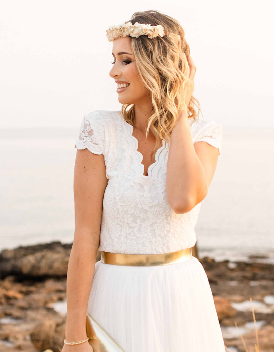 constant_love_online_shop_braut_hochzeit_andcompliments_berlin_team_braut_tullrock_tull_rock_spitze_spitzenoberteil_brautkleid_kleid_langarm_armel_standesamt_boho_spitze_body_florale_non_oui_trend_2025_2026