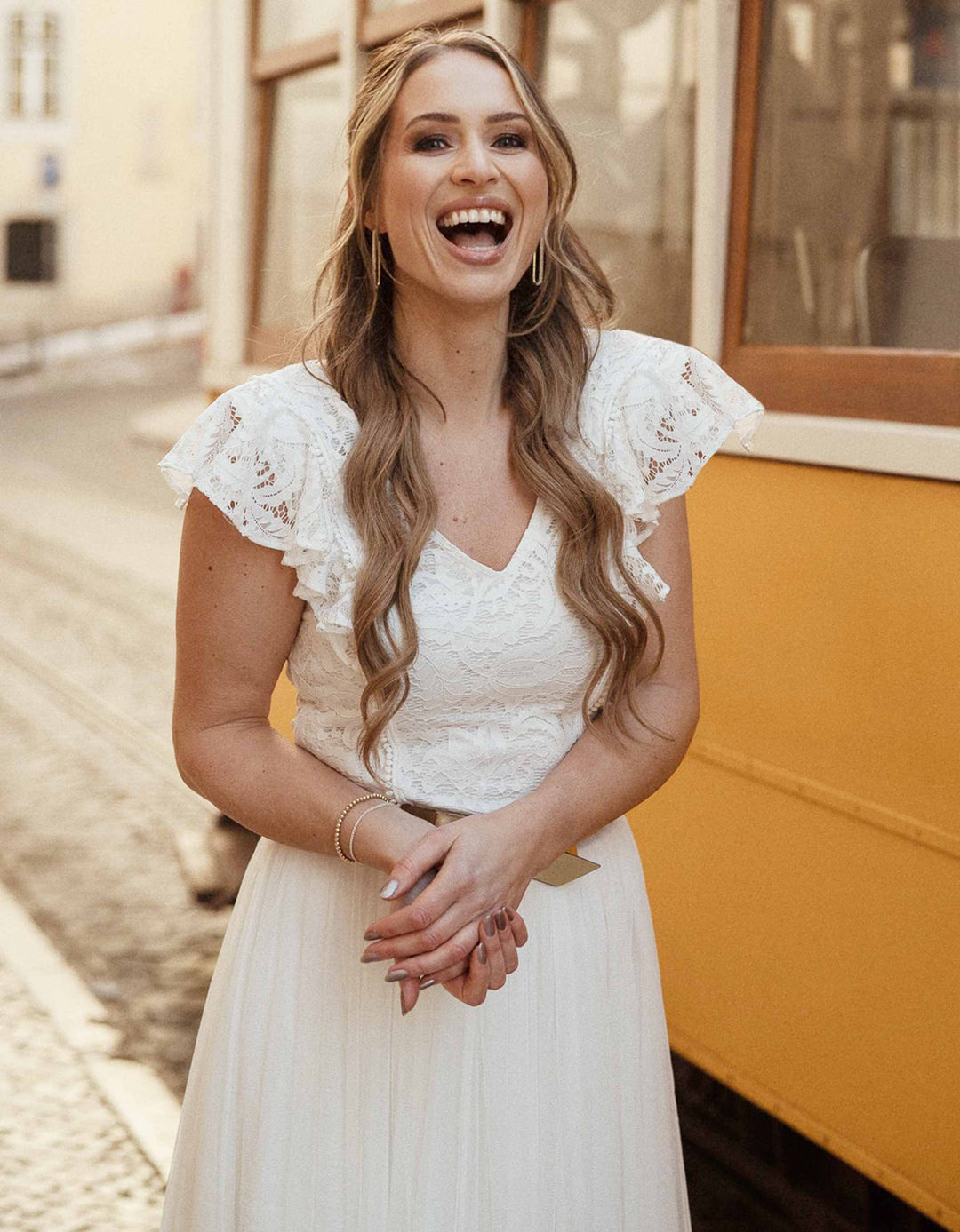 constant_love_online_shop_braut_hochzeit_andcompliments_berlin_team_braut_tuellrock_tuell_rock_spitze_spitzenoberteil_brautkleid_kleid_langarm_aermel_standesamt_boho_spitze_body_floral_boho-video