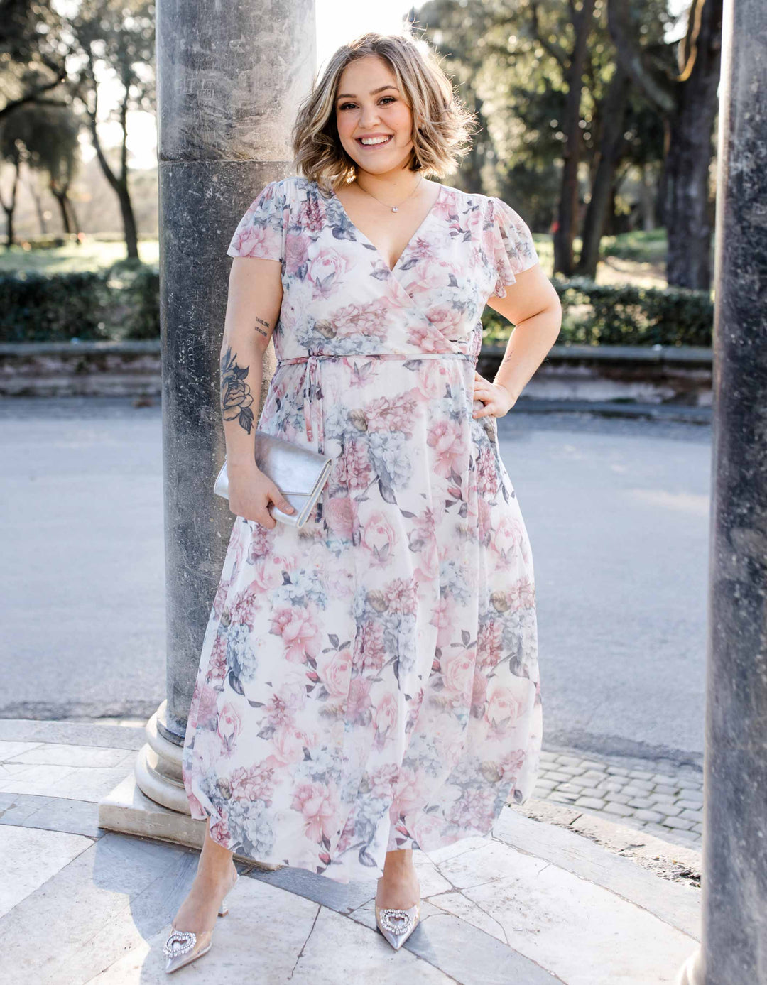 Analyzing image     constant_love_online_shop_braut_hochzeit_andcompliments_berlin_team_braut_tuellrock_tuell_rock_spitze_spitzenoberteil_brautkleid_kleid_langarm_aermel_standesamt_wickel_curvy_große größen