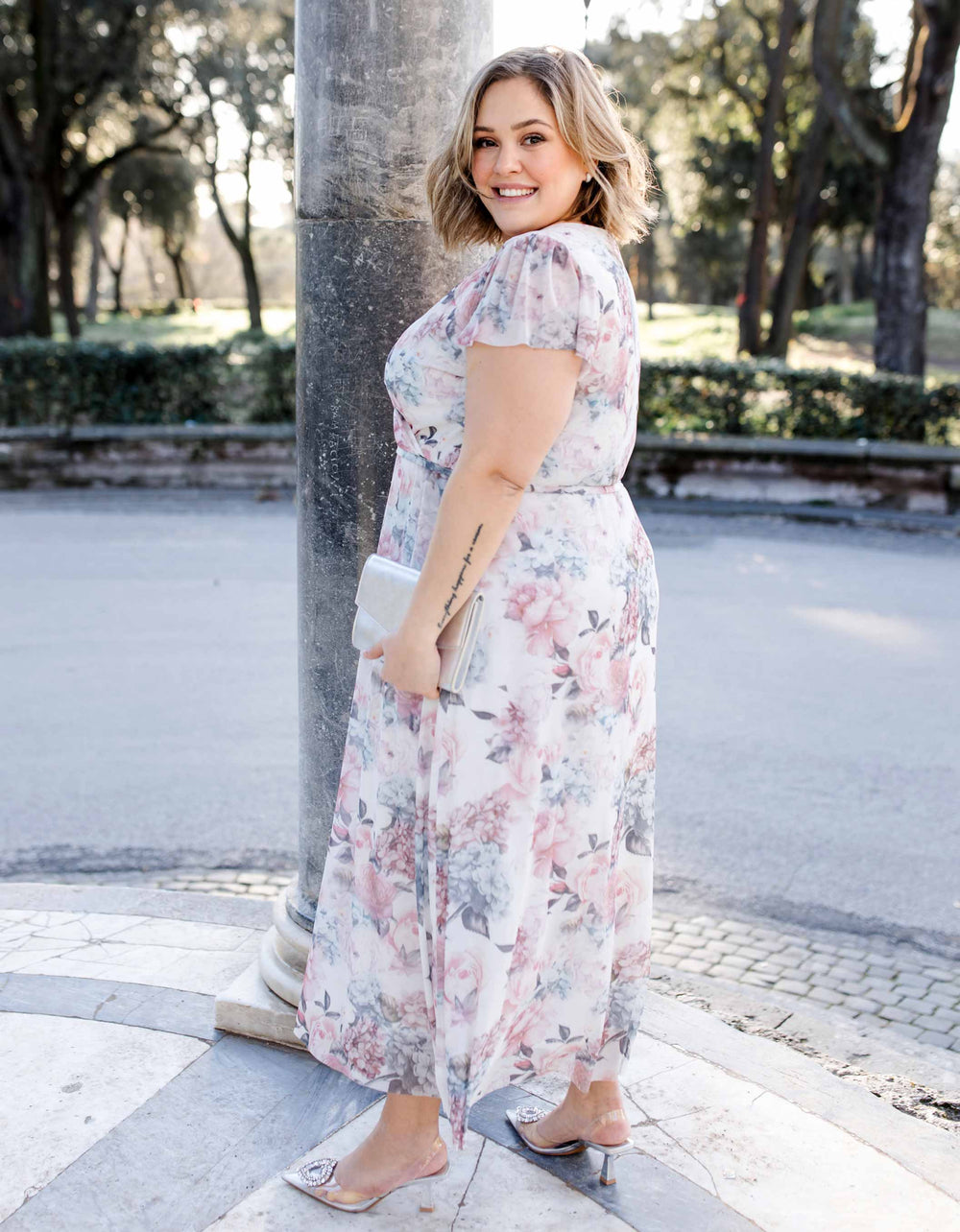 Analyzing image     constant_love_online_shop_braut_hochzeit_andcompliments_berlin_team_braut_tuellrock_tuell_rock_spitze_spitzenoberteil_brautkleid_kleid_langarm_aermel_standesamt_wickel_curvy_große größen