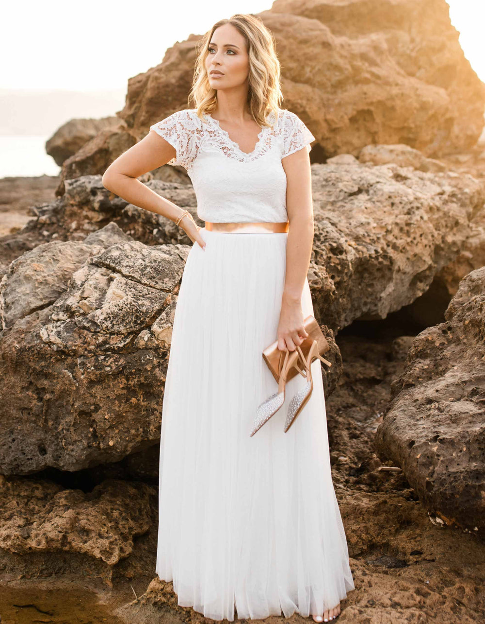 constant_love_online_shop_braut_hochzeit_andcompliments_berlin_team_braut_tuellrock_tuell_rock_spitze_spitzenoberteil_halbarm_rom_wave_fluegel_aermel_standesamt_boho_spitze