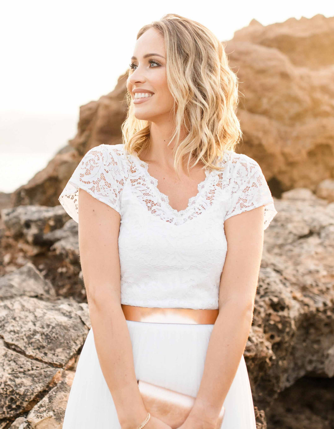 constant_love_online_shop_braut_hochzeit_andcompliments_berlin_team_braut_tuellrock_tuell_rock_spitze_spitzenoberteil_halbarm_rom_wave_fluegel_aermel_standesamt_boho_spitze