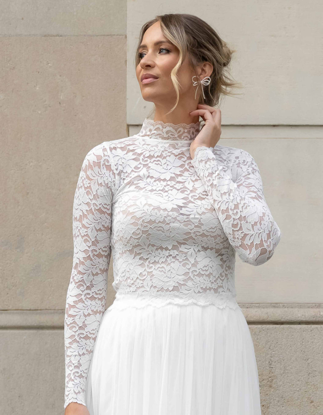 constant_love_online_shop_braut_hochzeit_andcompliments_berlin_team_braut_tuellrock_tuell_rock_spitze_spitzenoberteil_halbarm_rom_wave_langarm_aermel_standesamt_boho_spitze_valence
