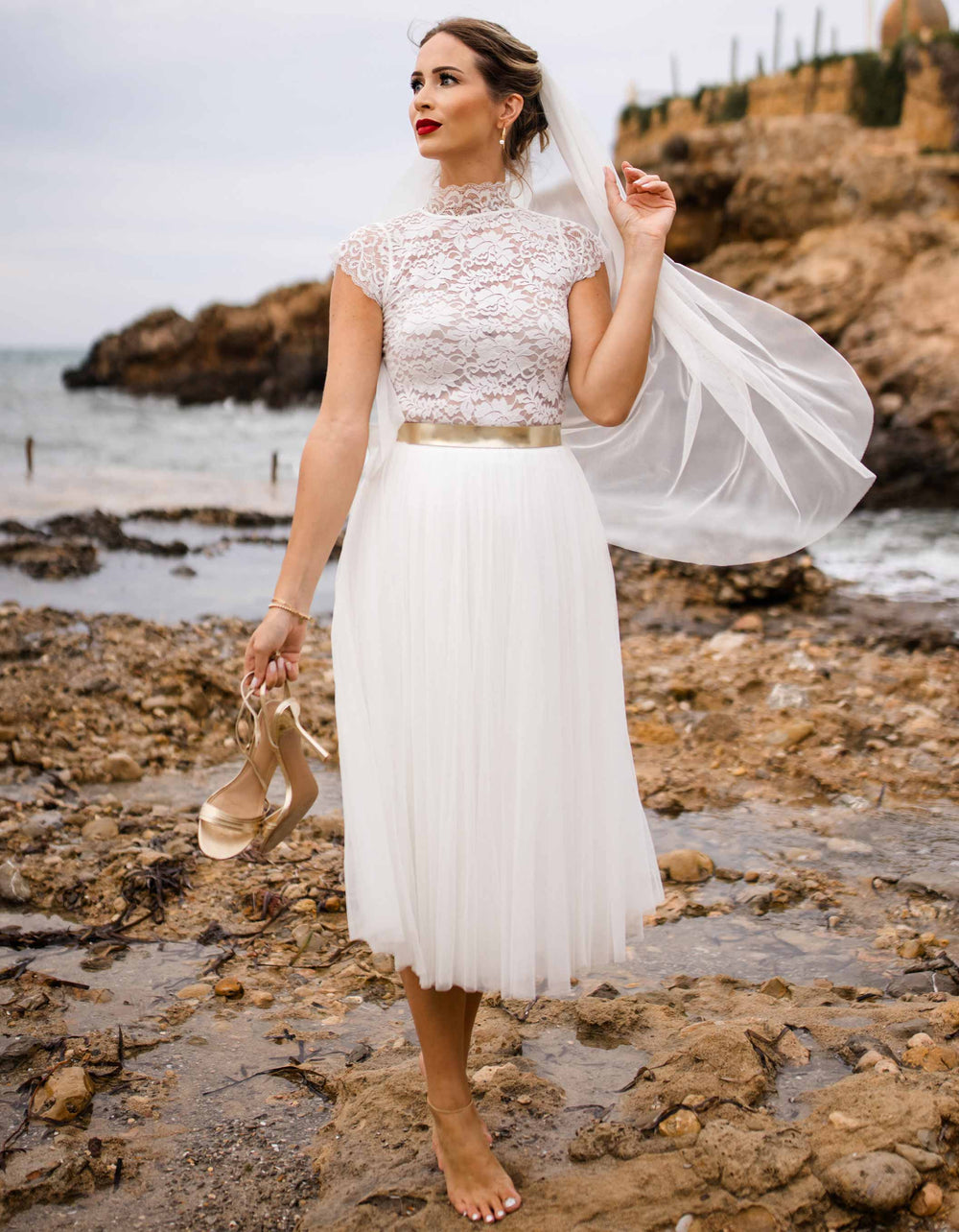 constant_love_online_shop_braut_hochzeit_andcompliments_berlin_team_braut_tuellrock_tuell_rock_spitze_spitzenoberteil_standesamt_boho_spitze_body_florale_cup_aermel_stehkragen