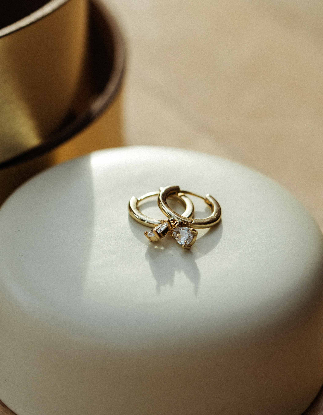 Analyzing image     constant_love_tuellrock_hochzeit_gast_standesamt_brautjungfern_weiss_mix_and_match_goldschmuck_set_silber_brautschmuck_brautohrringe_kette_armband_schlicht_perlen_steine