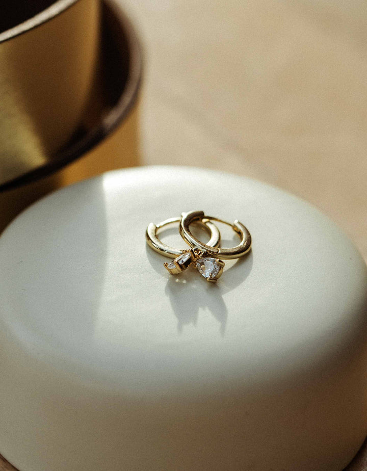 Analyzing image     constant_love_tuellrock_hochzeit_gast_standesamt_brautjungfern_weiss_mix_and_match_goldschmuck_set_silber_brautschmuck_brautohrringe_kette_armband_schlicht_perlen_steine