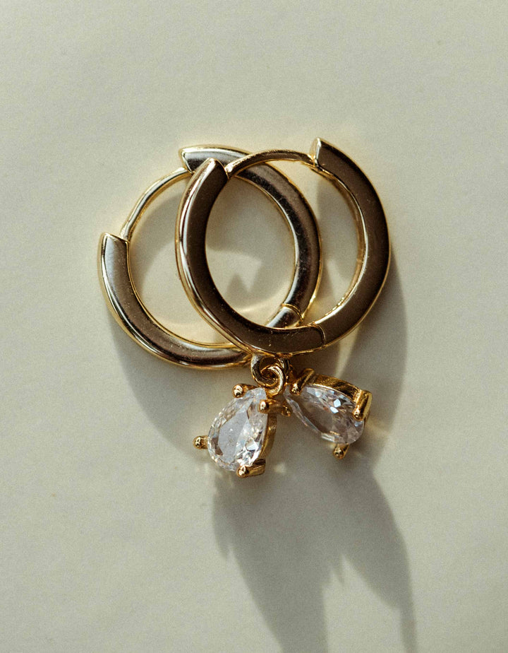 Analyzing image     constant_love_tuellrock_hochzeit_gast_standesamt_brautjungfern_weiss_mix_and_match_goldschmuck_set_silber_brautschmuck_brautohrringe_kette_armband_schlicht_perlen_steine