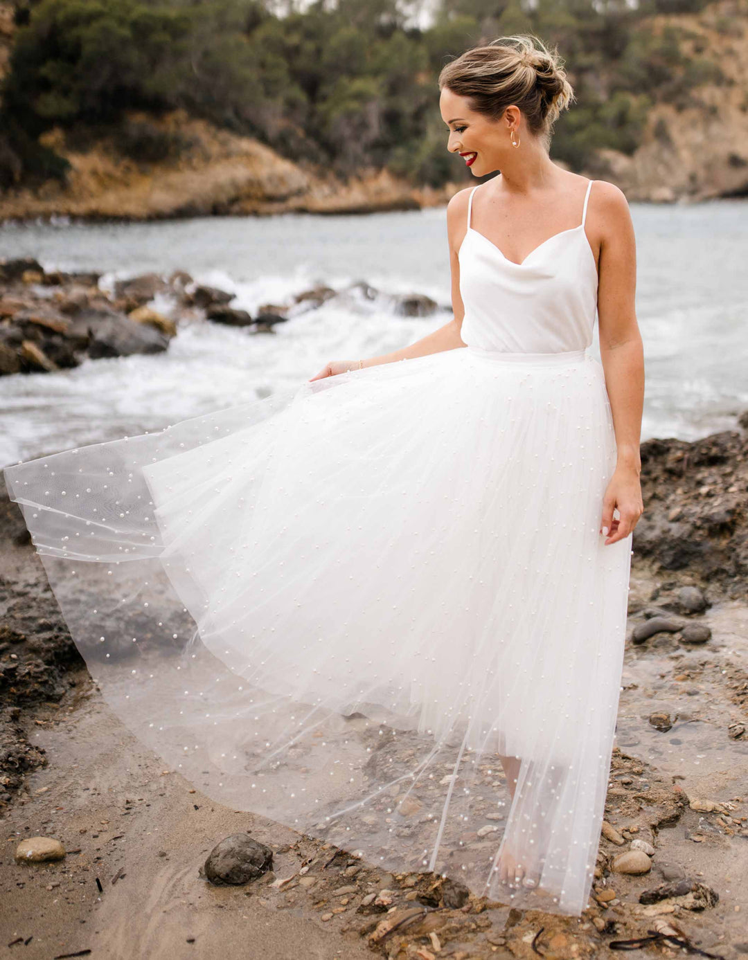 constant_love_online_shop_braut_hochzeit_andcompliments_berlin_tuellrock_tuell_rock_brautkleid_kleid_standesamt_body_clean_satin_Sommer_herbst_winter_hochzeit_wassefall_spaghetti