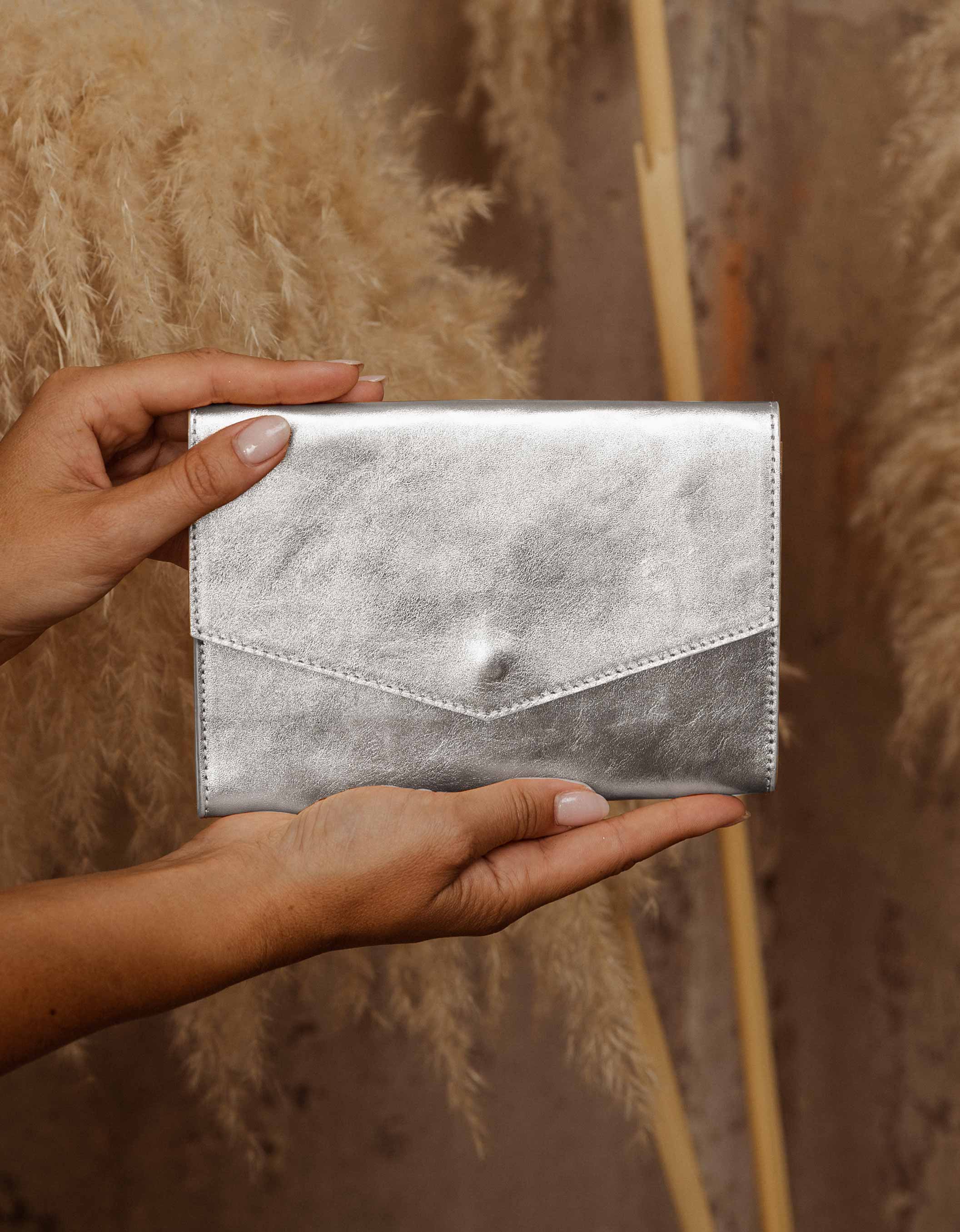 Constant Love Clutch Silber matt