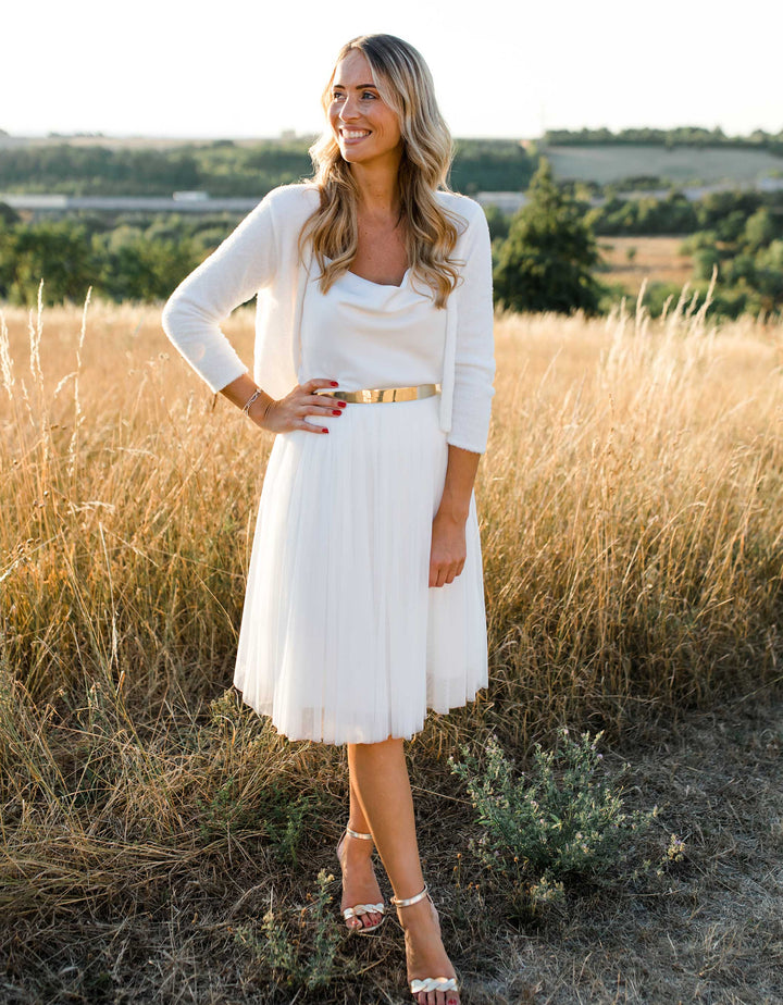 andcompliments_strick_pullover_kuschel_cashmere_wolle_wifey_braut_jga_hochzeit_andcompliments_constant_love_brautmode_online_shop_tuellrock_weiss-strickjacke-bolero