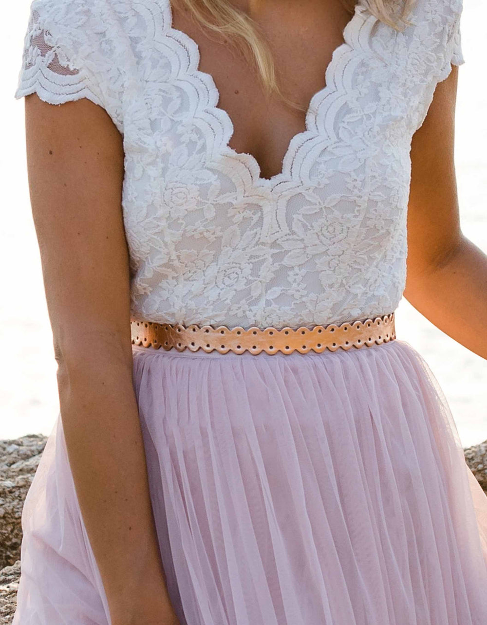 metallic_gürtel_guertel_rosegold_mit_lochdetails_und_geformter_kante_standesamt_online_kaufen_zwischen_tuell_und_traenen_brautkleid_berater_brautkleid_finder_brautjungfern_boho_braut_hochzeit_constantlove