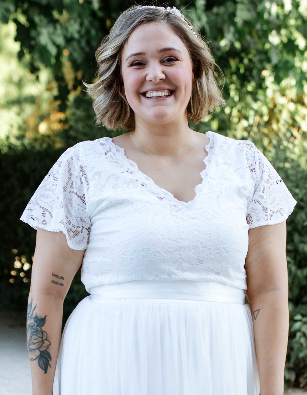 constant_love_online_shop_braut_hochzeit_andcompliments_berlin_braut_tuellrock_tuell_rock_spitze_spitzenoberteil_brautkleid_kleid_langarm_aermel_standesamt_plus_size_curvy_grosse