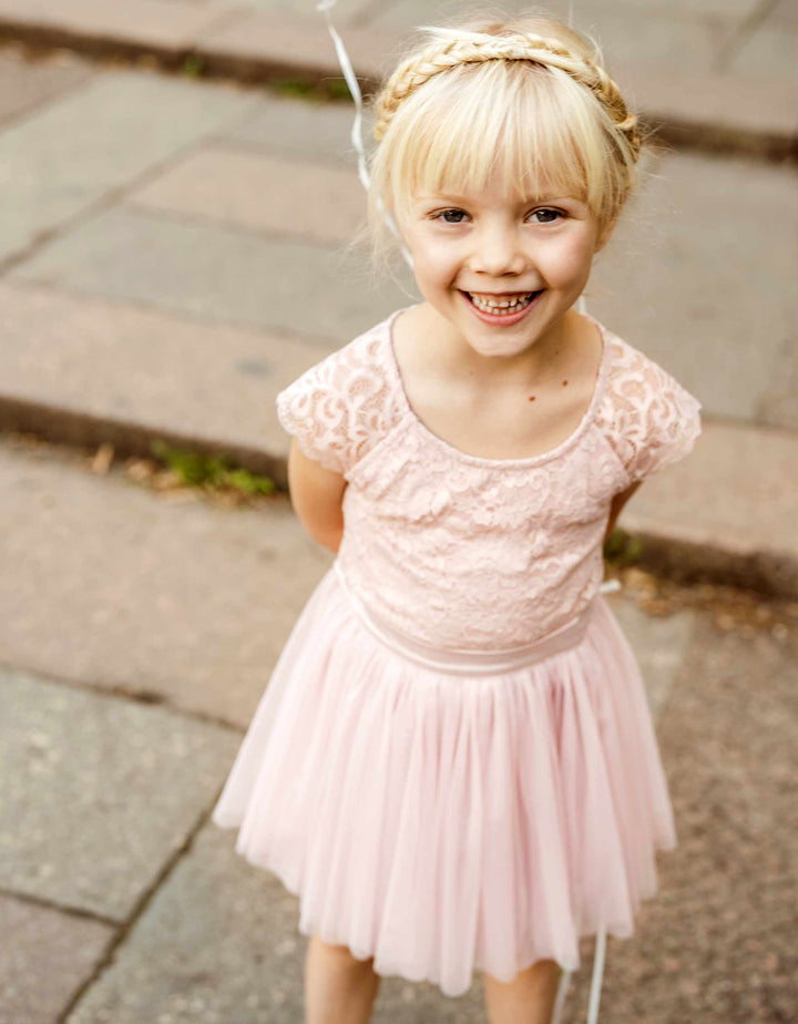 constant_love_online_shop_braut_hochzeit_andcompliments_berlin_standesamt_boho_spitze_blumen_maedchen_taufe_kommunion_kinder_maedchen_kleid_tuellrock_tuell_kleid_spitze-softrose_mädchen_kommunion_kleid_prinzessin_bequem_made_in_europe