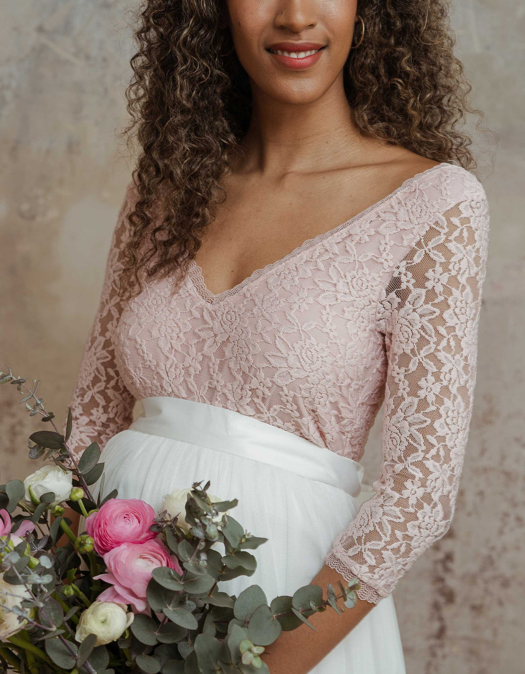 constant_love_online_shop_braut_hochzeit_andcompliments_berlin_team_braut_tullrock_tull_rock_spitze_spitzenoberteil_brautkleid_kleid_langarm_armel_standesamt_boho_spitze_body_schwanger_umstandsmode_maternity  Alt-Text bearbeiten