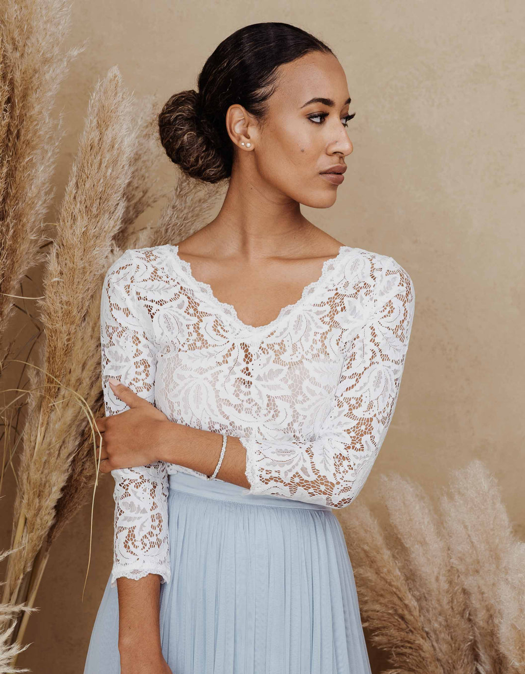 spitzenoberteil_rom_constant_love_wie_kombiniere_ich_einen_tüllrock_outfit_mit_tüllrock_stretch_pullover_standesamt_braut_mode_online_shop