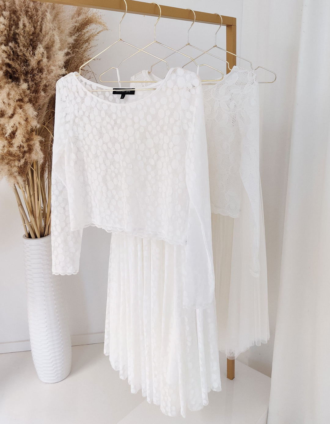 constant_love_online_shop_braut_hochzeit_andcompliments_berlin_team_braut_tullrock_tull_rock_spitze_spitzenoberteil_brautkleid_kleid_langarm_armel_standesamt_boho_spitze_body_dot_punkt