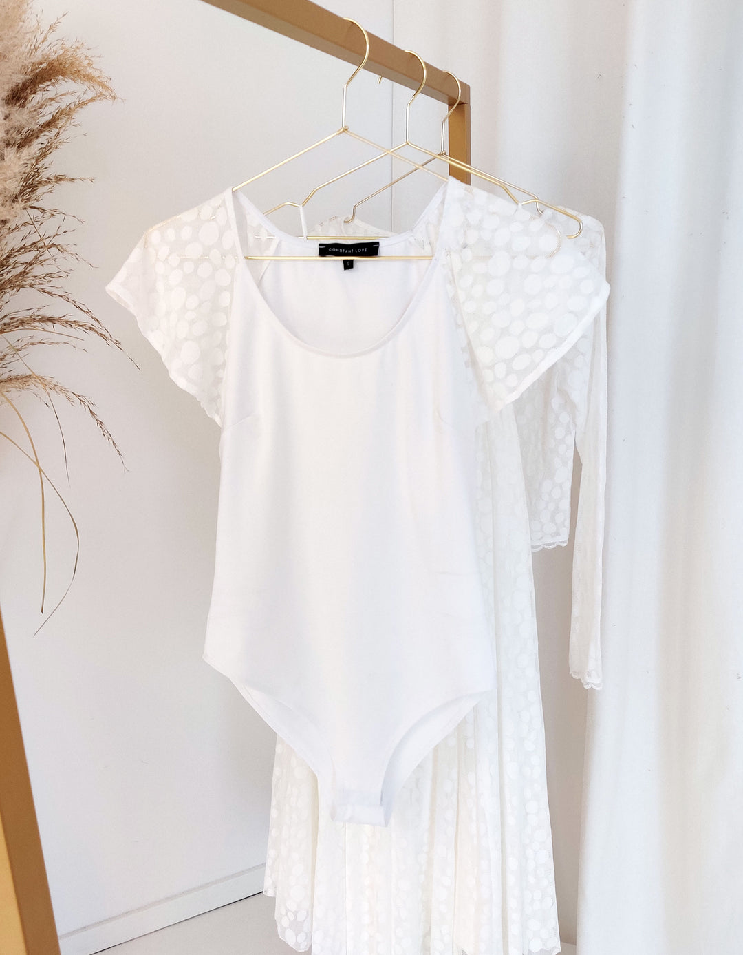 constant_love_online_shop_braut_hochzeit_andcompliments_berlin_team_braut_tullrock_tull_rock_spitze_spitzenoberteil_brautkleid_kleid_langarm_armel_standesamt_boho_spitze_body_dot_punkt
