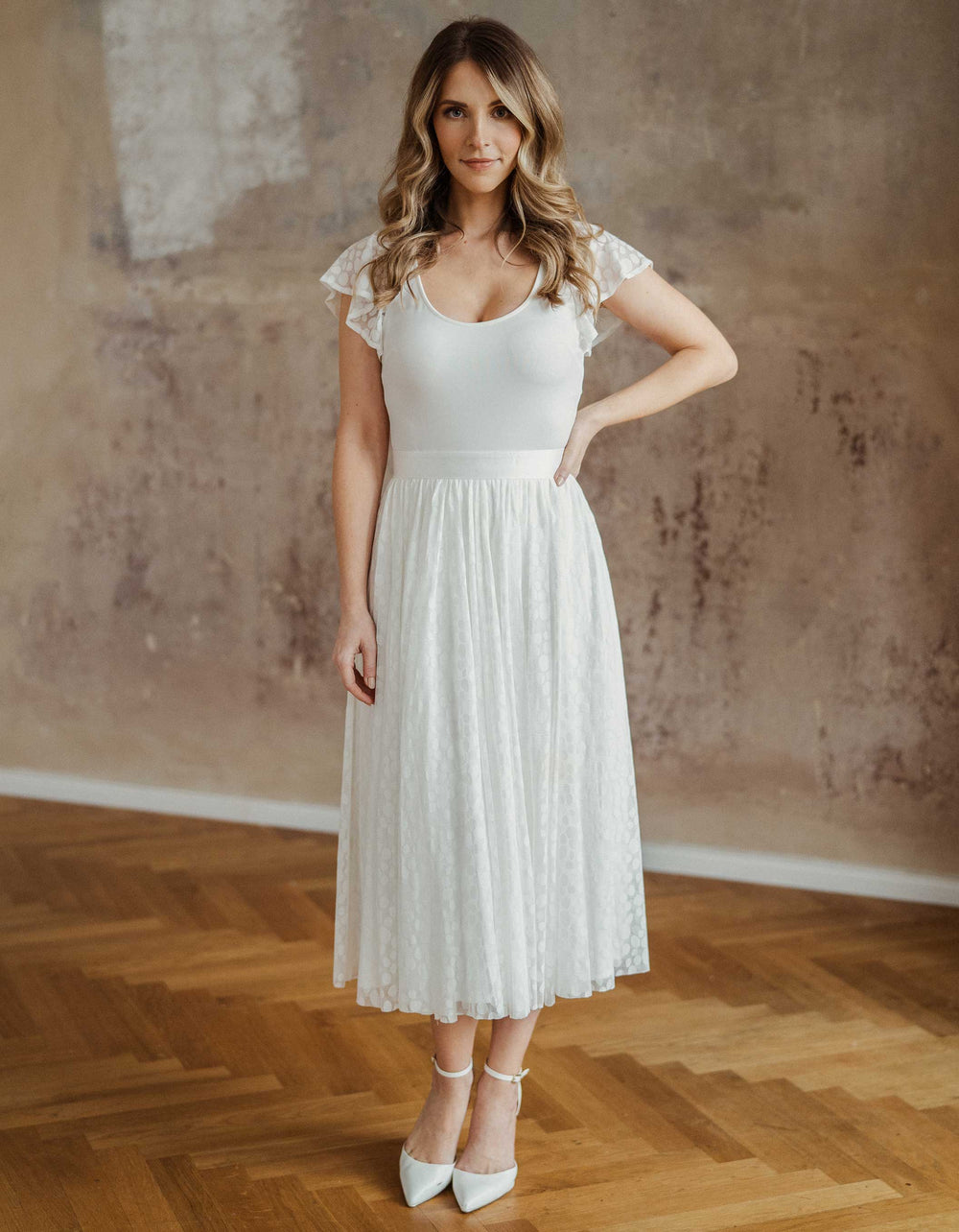 constant_love_online_shop_braut_hochzeit_andcompliments_berlin_team_braut_tullrock_tull_rock_spitze_spitzenoberteil_brautkleid_kleid_langarm_armel_standesamt_boho_spitze_body_dot_punkt  Alternativen Text bearbeiten