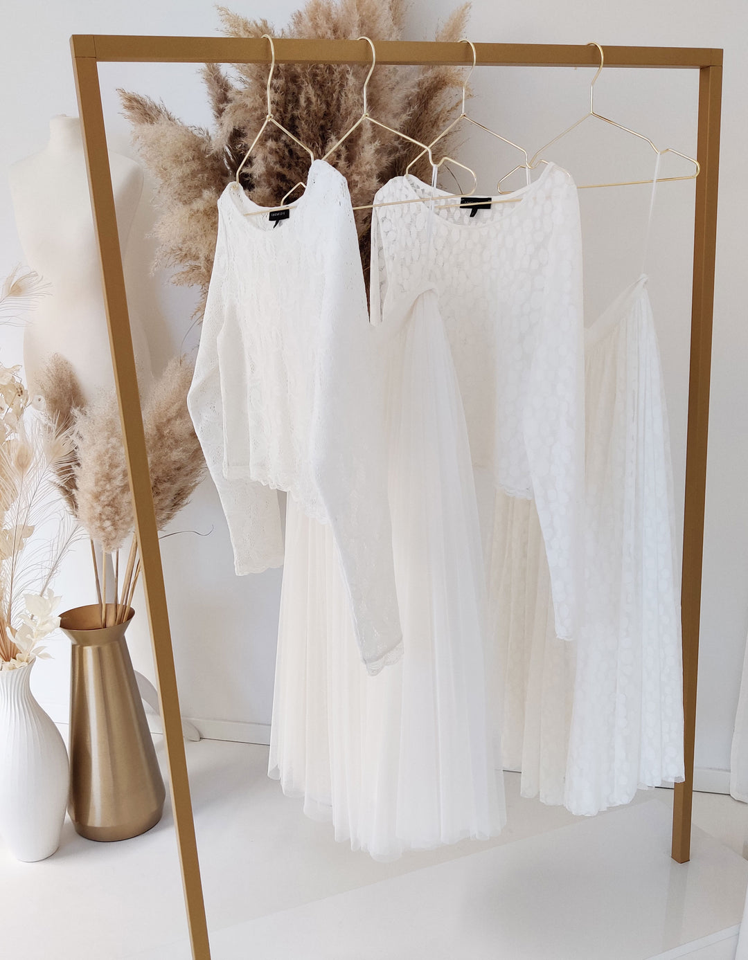 constant_love_online_shop_braut_hochzeit_andcompliments_berlin_team_braut_tullrock_tull_rock_spitze_spitzenoberteil_brautkleid_kleid_langarm_armel_standesamt_boho_spitze_langarm_aermel