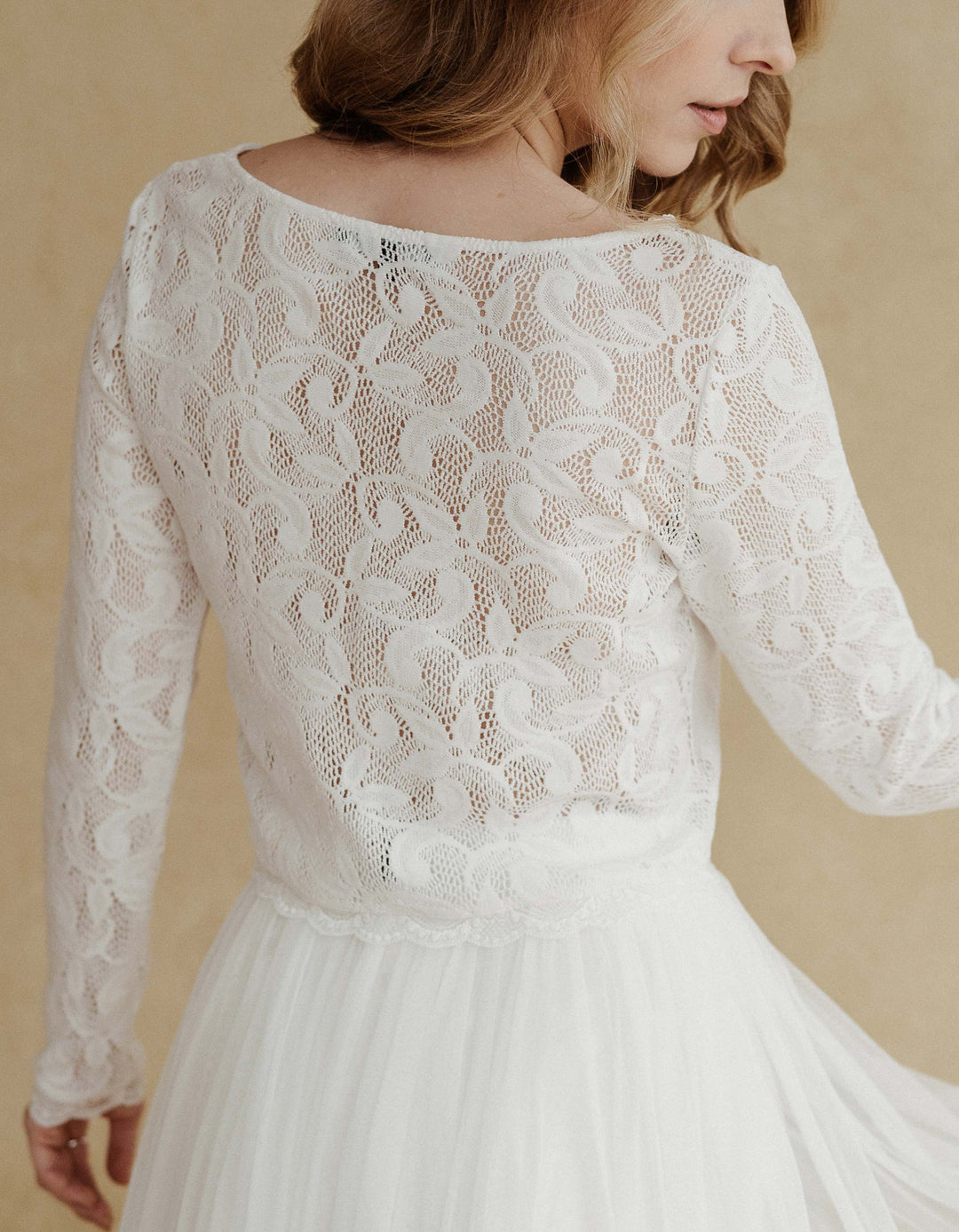 constant_love_online_shop_braut_hochzeit_andcompliments_berlin_team_braut_tullrock_tull_rock_spitze_spitzenoberteil_brautkleid_kleid_langarm_armel_standesamt_boho_spitze_langarm_aermel  Alternativen Text bearbeiten