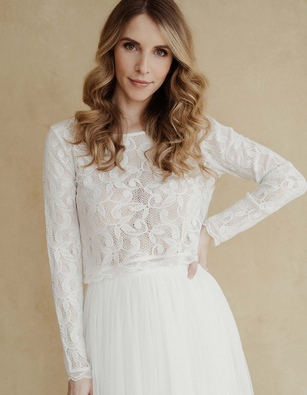 constant_love_online_shop_braut_hochzeit_andcompliments_berlin_team_braut_tullrock_tull_rock_spitze_spitzenoberteil_brautkleid_kleid_langarm_armel_standesamt_boho_spitze_langarm_aermel  Alternativen Text bearbeiten