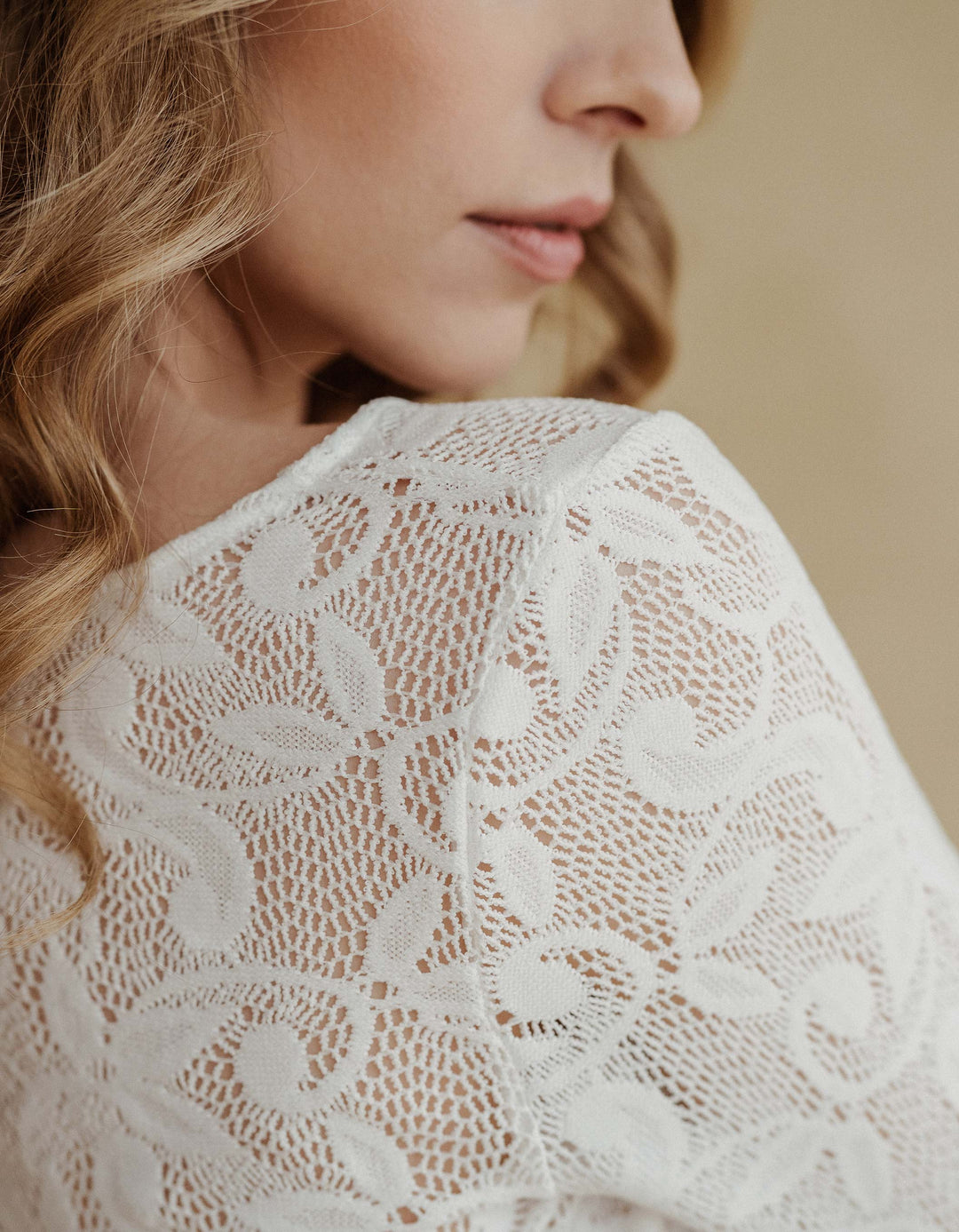 constant_love_online_shop_braut_hochzeit_andcompliments_berlin_team_braut_tullrock_tull_rock_spitze_spitzenoberteil_brautkleid_kleid_langarm_armel_standesamt_boho_spitze_langarm_aermel  Alternativen Text bearbeiten