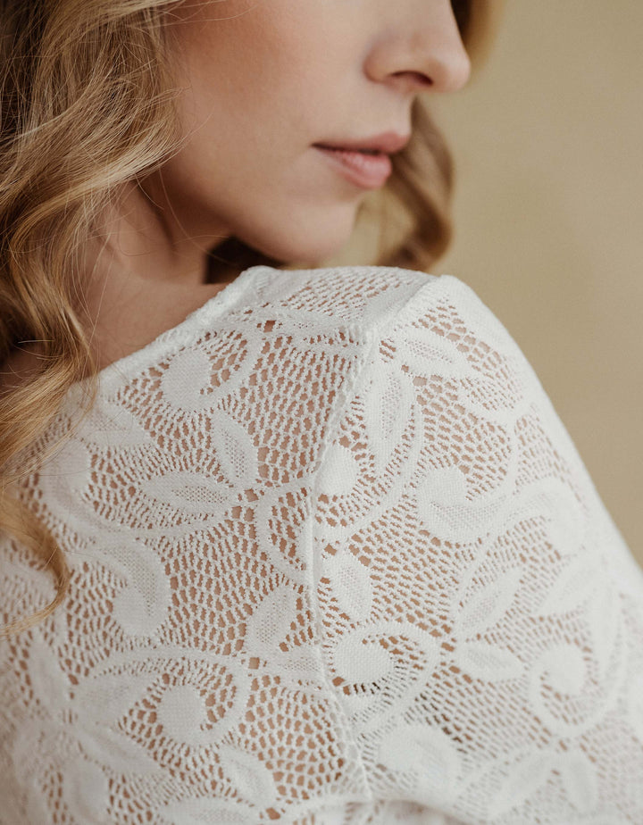 constant_love_online_shop_braut_hochzeit_andcompliments_berlin_team_braut_tullrock_tull_rock_spitze_spitzenoberteil_brautkleid_kleid_langarm_armel_standesamt_boho_spitze_langarm_aermel  Alternativen Text bearbeiten