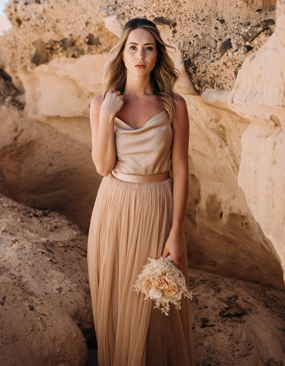 constant_love_online_shop_braut_hochzeit_andcompliments_berlin_tuellrock_tuell_rock_brautkleid_kleid_standesamt_body_clean_satin_Sommer_herbst_winter_hochzeit_wassefall_spaghetti_beige