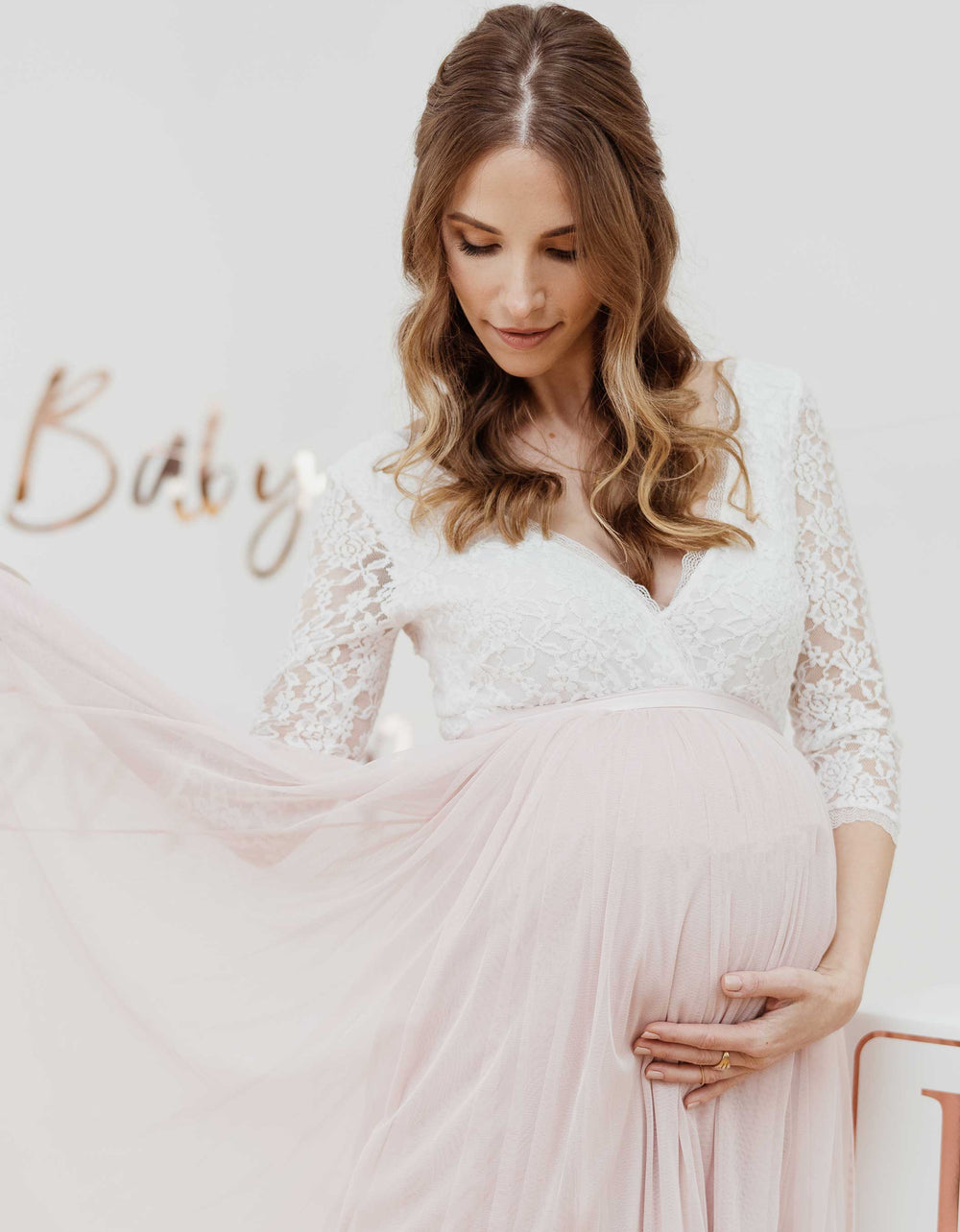 constant_love_tullrock_schwanger_babybauch_schwangerschaft_umstandsmode_brautkleid_hochzeit_gast_standesamt_rosa_pastell_its_a_girl_gender_reveal  Alternativen Text bearbeiten