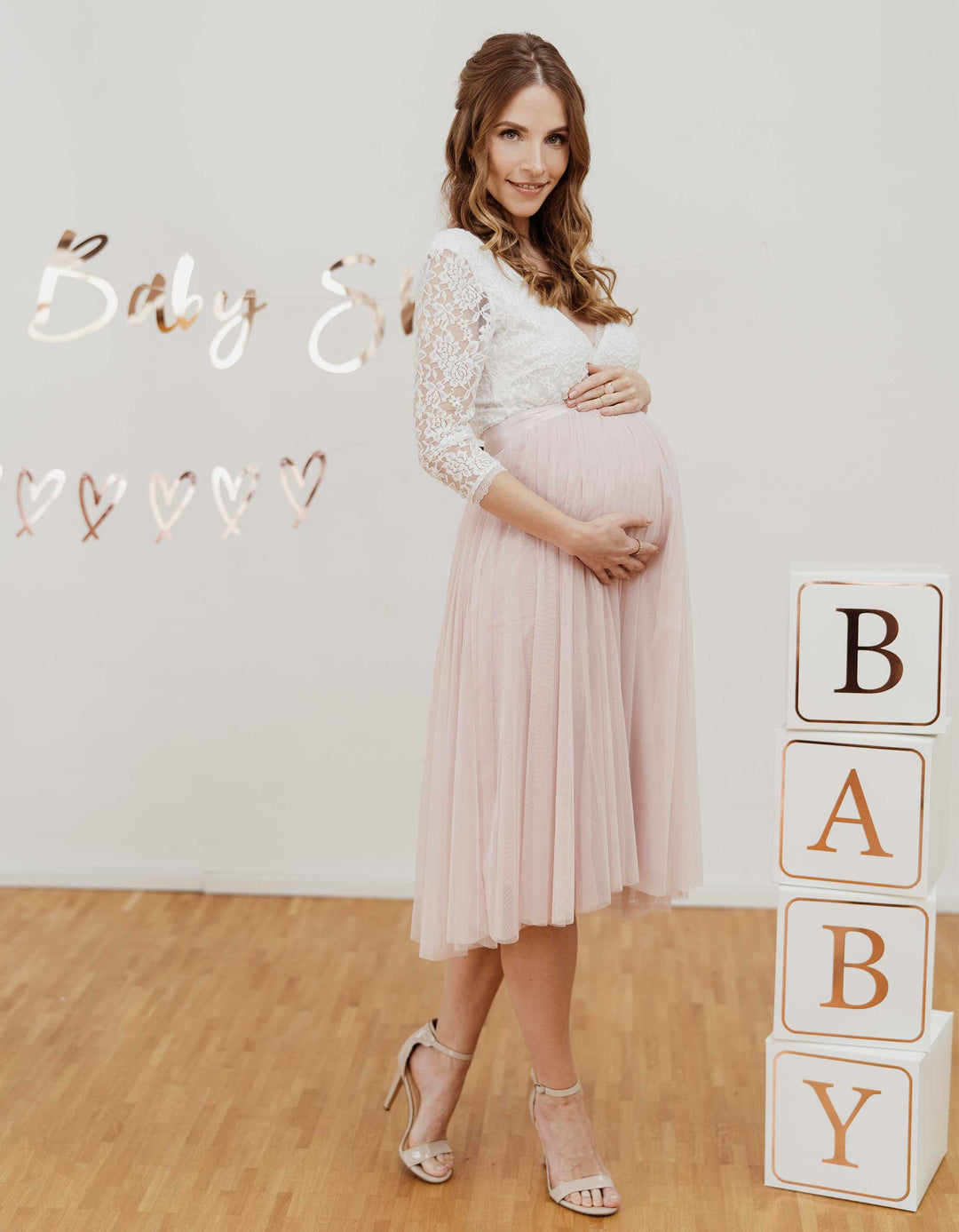 constant_love_tullrock_schwanger_babybauch_schwangerschaft_umstandsmode_brautkleid_hochzeit_gast_standesamt_rosa_pastell_its_a_girl_gender_reveal  Alternativen Text bearbeiten