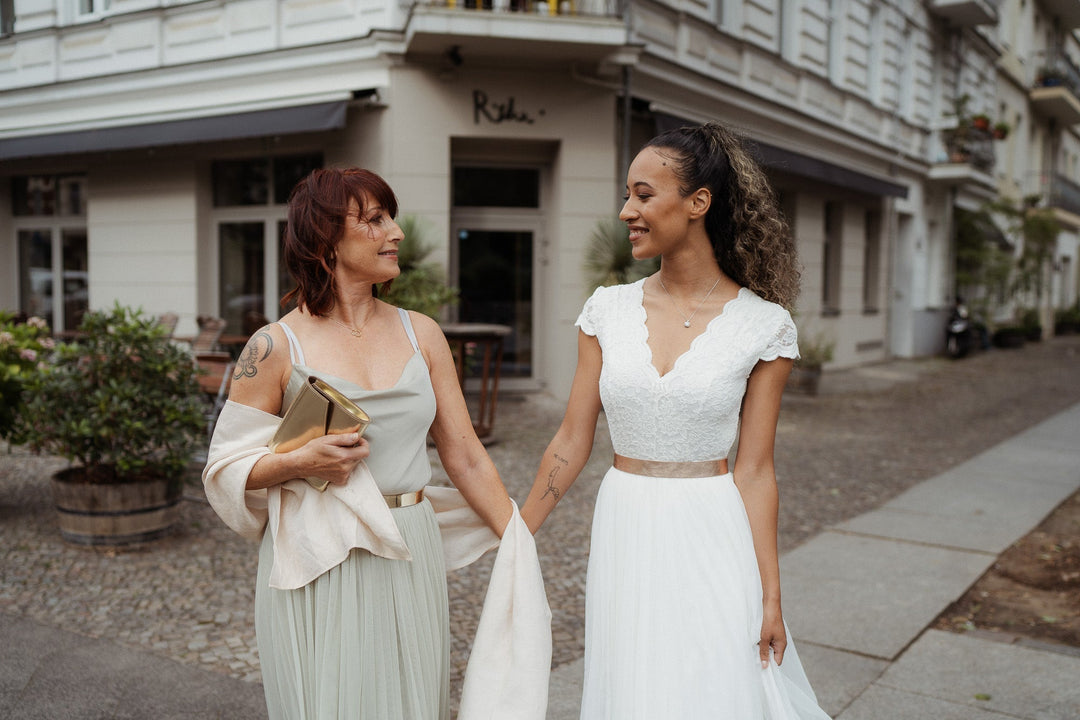 Brautmutter Outfits für die Winterhochzeit: Elegant, warm & stilvoll