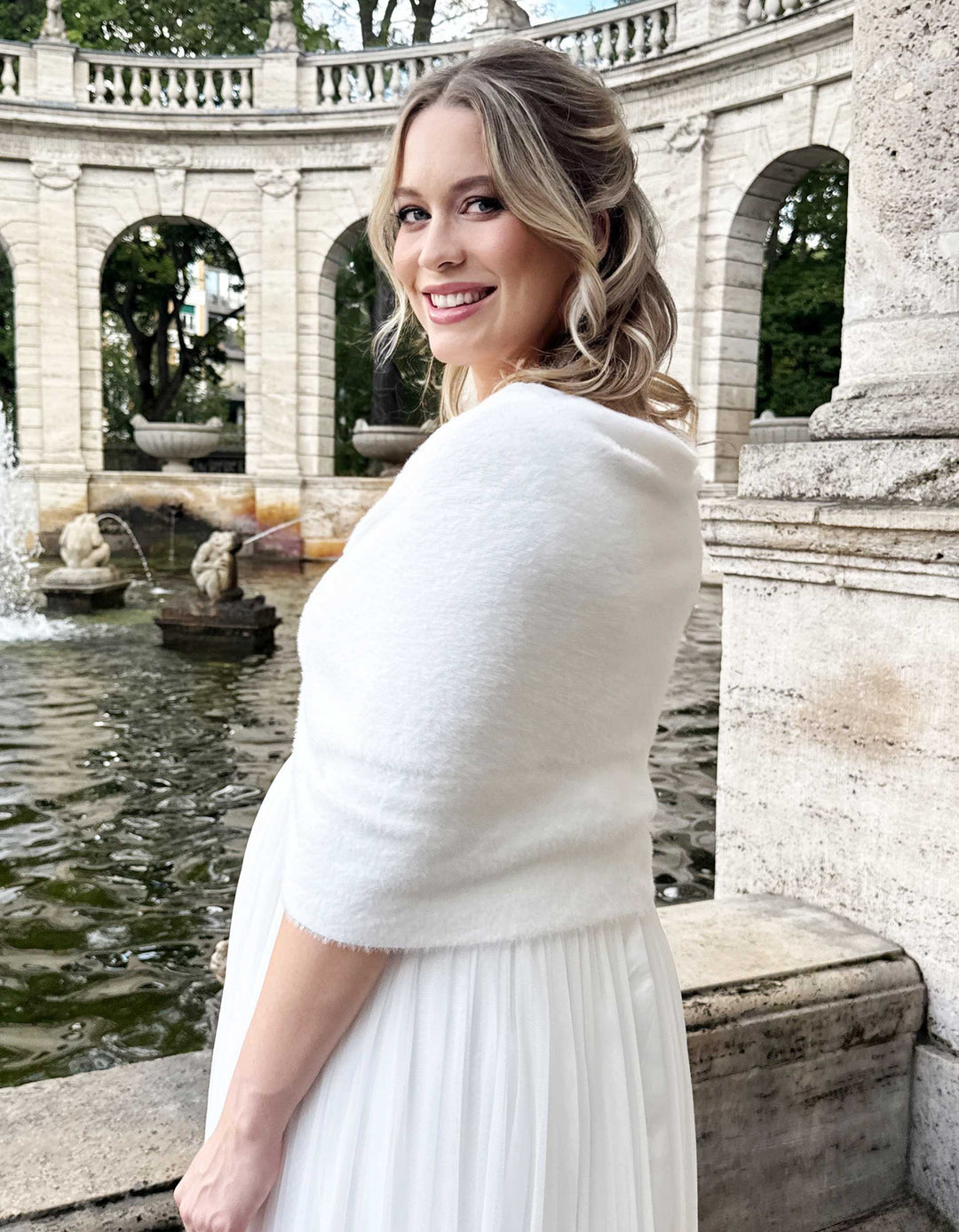 andcompliments_braut_hochzeit_andcompliments_constant_love_brautmode_online_shop_tuellrock_tuell_rock_strick_stola_grobstrick_was-trage-ich-zum-Brautkleid-im-Herbst_winter_stola_umsta