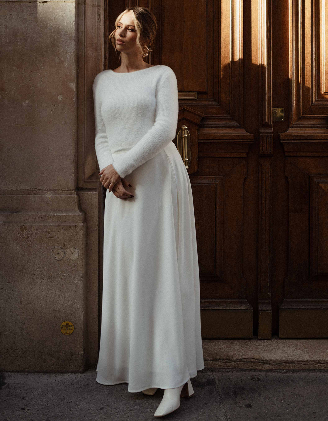      andcompliments_online_shop_brautmode_paillettenrock_skirt_sequins-skirt_braut_hochzeit_online_shoppen_sophie brand_nude_soft_powder_gold_weihnachten_outfit_crepes_chiffon_satin_lang_weiss