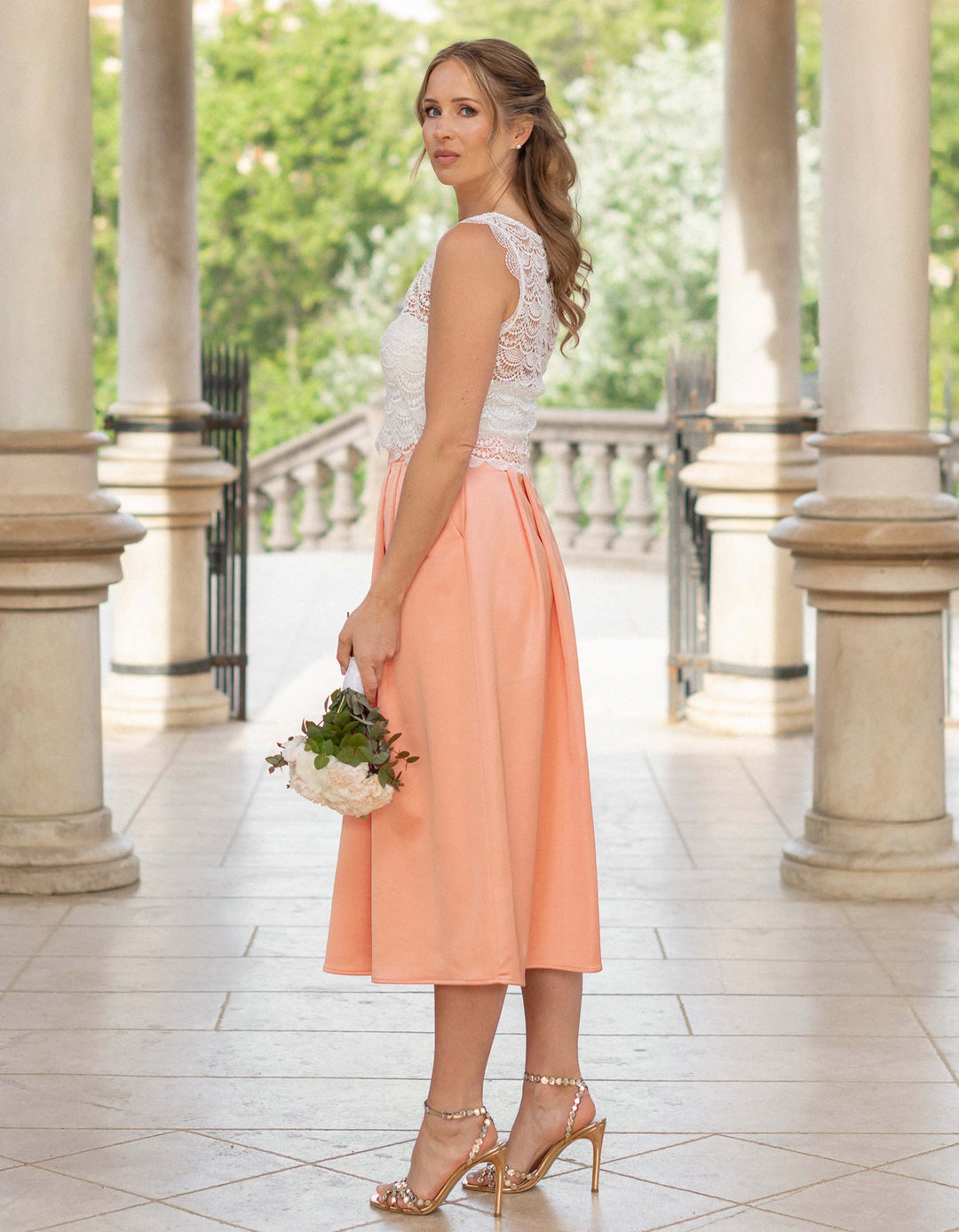 andcompliments_online_shop_brautmode_paillettenrock_skirt_sequins-skirt_braut_hochzeit_online_shoppen_nude_soft_powder_gold_weihnachten_outfit_satin_midi_soft-coral-6