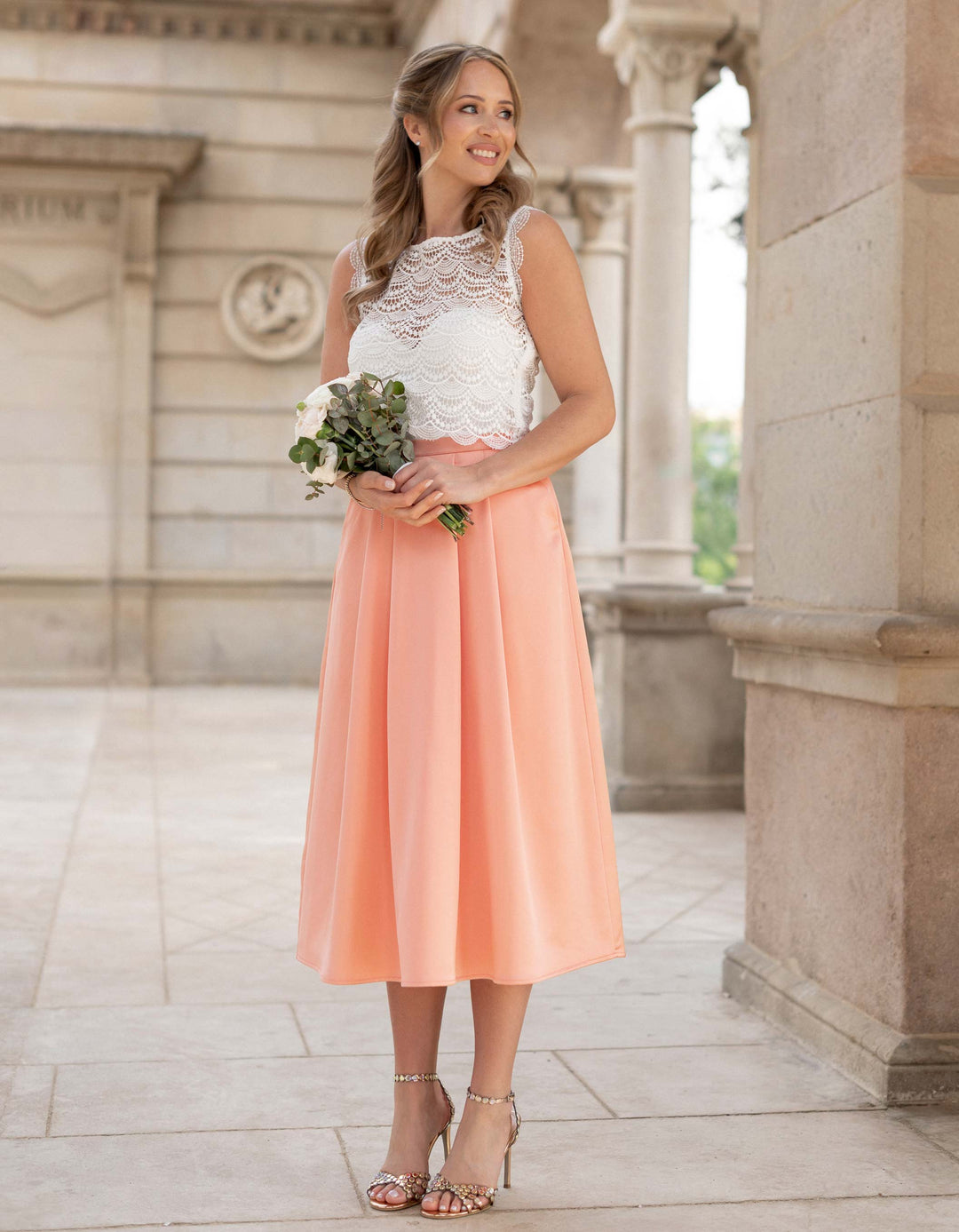 andcompliments_online_shop_brautmode_paillettenrock_skirt_sequins-skirt_braut_hochzeit_online_shoppen_nude_soft_powder_gold_weihnachten_outfit_satin_midi_soft-coral-6