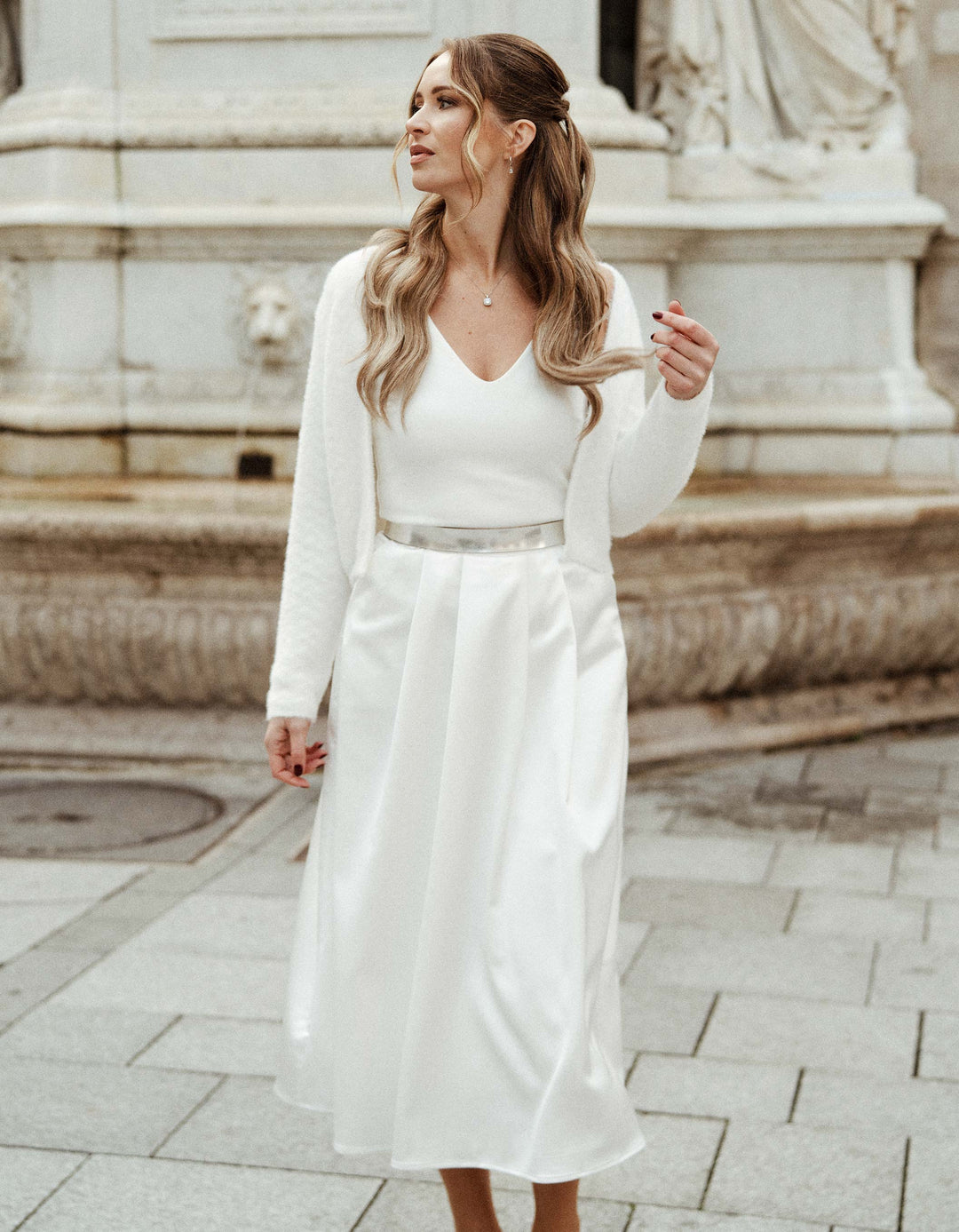 andcompliments_online_shop_brautmode_skirt_braut_hochzeit_online_shoppen_sophie-brand_outfit_satin_midi_weiss-1