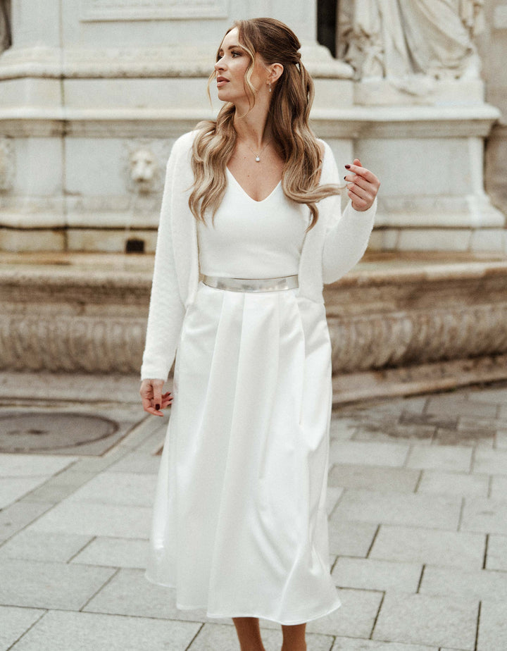 andcompliments_online_shop_brautmode_skirt_braut_hochzeit_online_shoppen_sophie-brand_outfit_satin_midi_weiss-1
