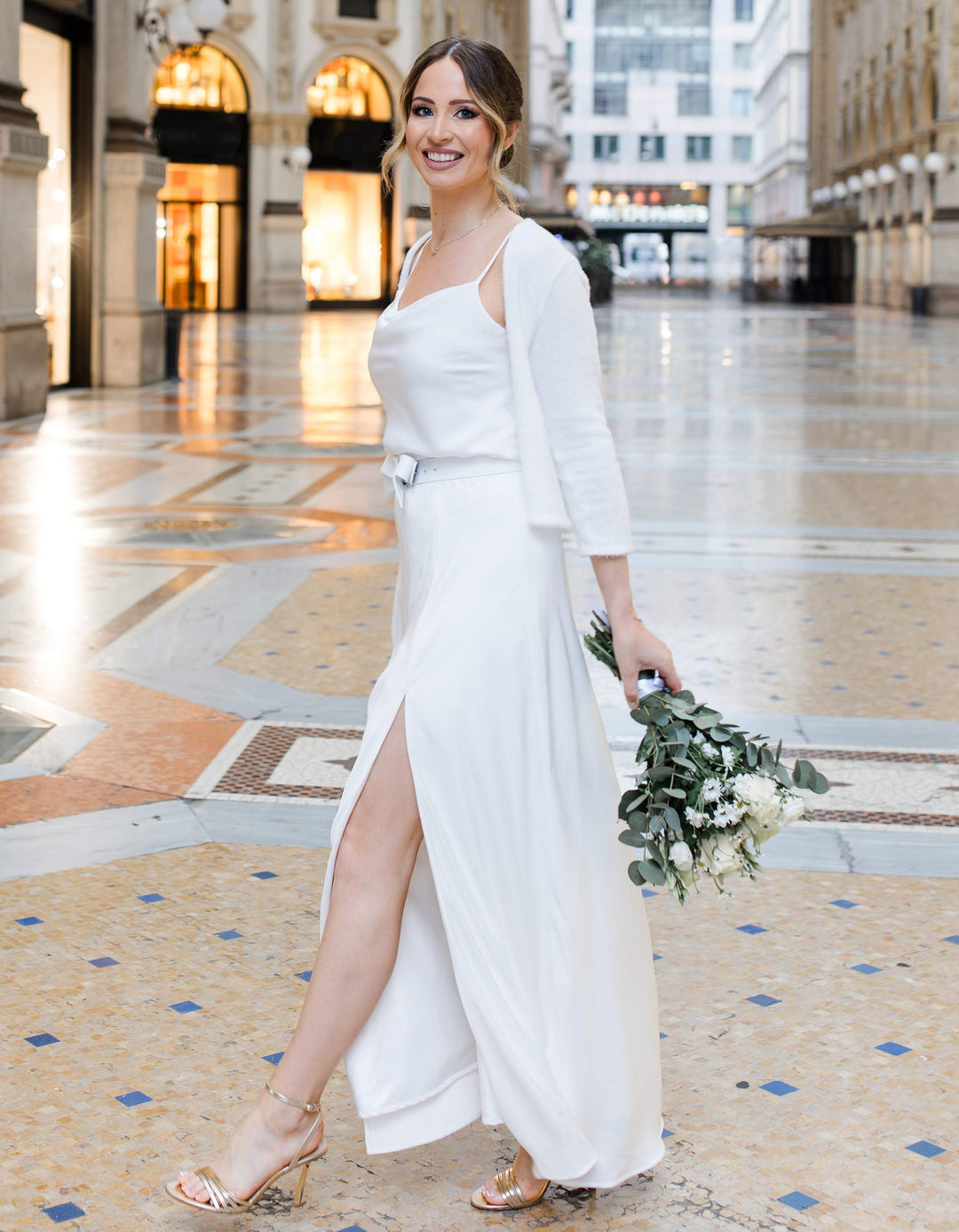 andcompliments_online_shop_brautmode_paillettenrock_skirt_sequins-skirt_braut_hochzeit_online_shoppen_sophie-brand_nude_soft_powder_gold_weihnachten_outfit_crepes_chiffon_satin_lang_mit Schlitz