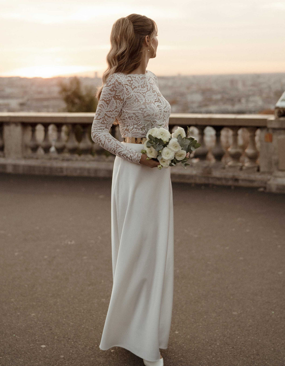 andcompliments_online_shop_brautmode_tulle_skirt_tuellrock_tuell_braut_hochzeit_online_shoppen_crop_top_langarm_spitze_braut_satinrock_trends_2026_Hochzeit_Standesamt Looks