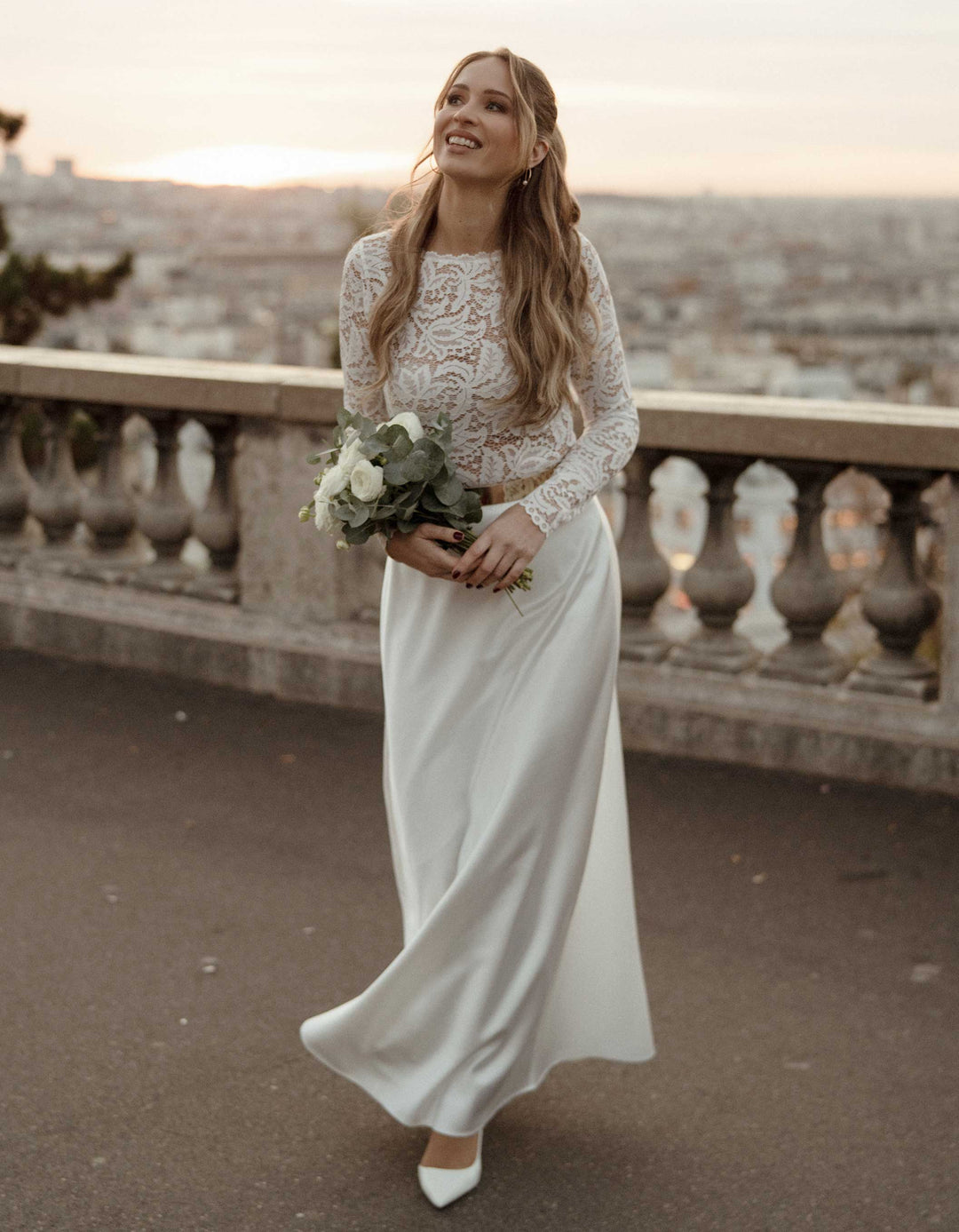 andcompliments_online_shop_brautmode_tulle_skirt_tuellrock_tuell_braut_hochzeit_online_shoppen_crop_top_langarm_spitze_braut_satinrock_trends_2026_Hochzeit_Standesamt Looks