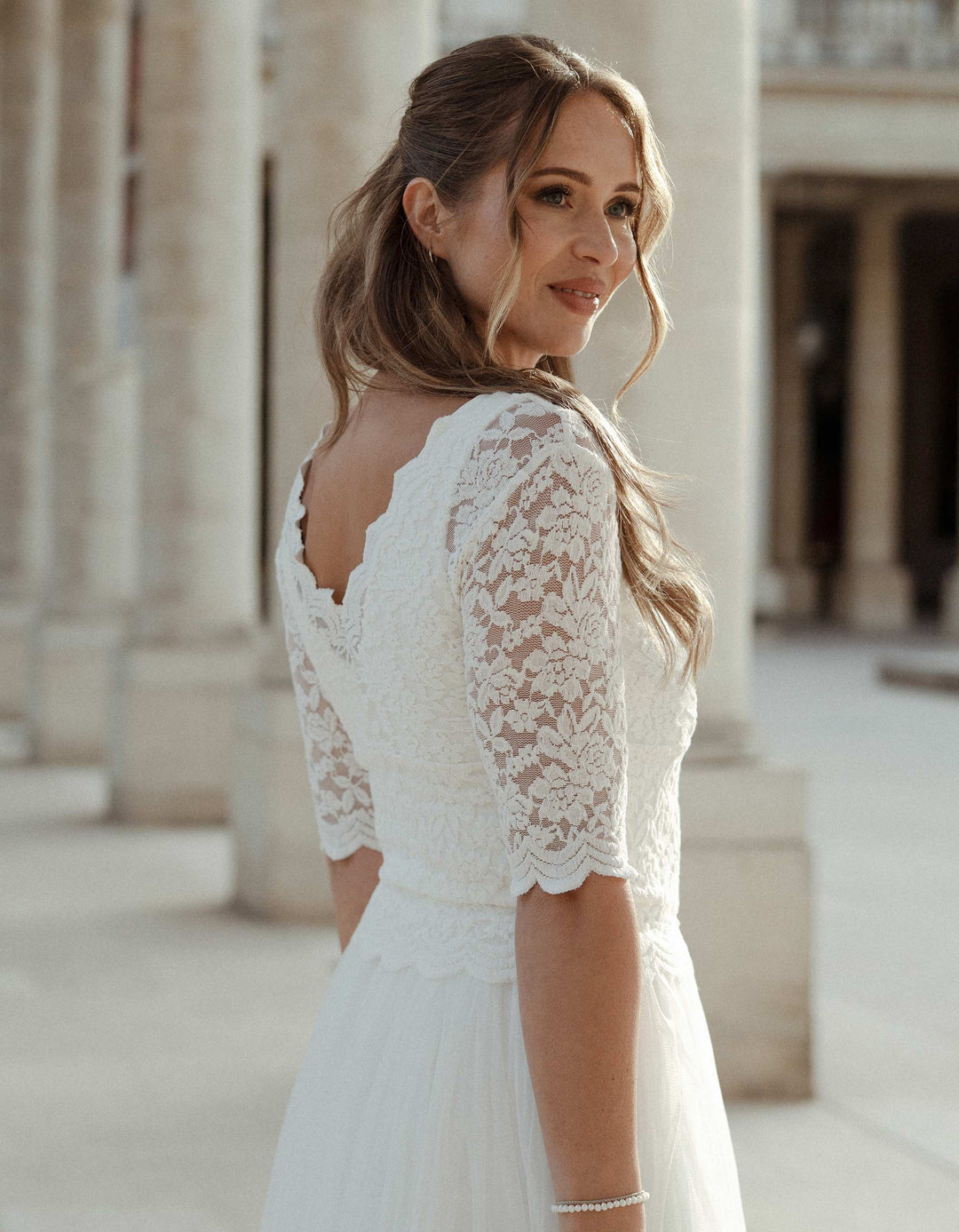 andcompliments_online_shop_brautmode_tulle_skirt_tuellrock_tuell_braut_hochzeit_online_shoppen_crop_top_langarm_spitze_oberteil_braut_alternative_Brautkleid_was zieht man zum Standesamt an_Brautoutfit