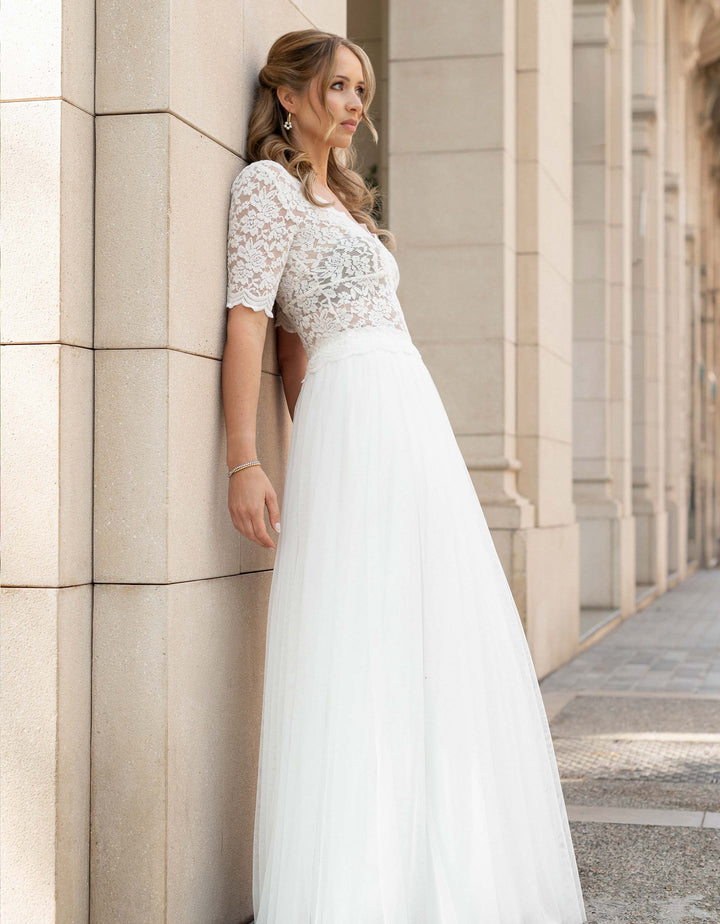 andcompliments_online_shop_brautmode_tulle_skirt_tuellrock_tuell_braut_hochzeit_online_shoppen_crop_top_langarm_spitze_oberteil_braut-weißes kleid_brautkleid