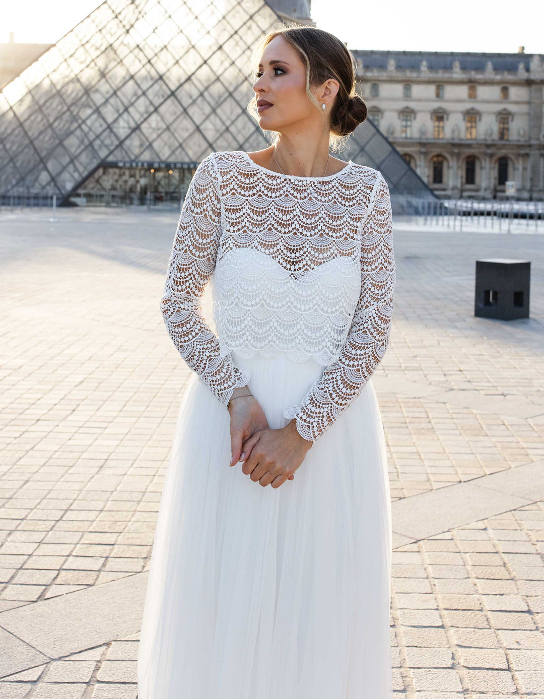 andcompliments_online_shop_brautmode_tulle_skirt_tuellrock_tuell_braut_hochzeit_online_shoppen_crop_top_langarm_spitze_oberteil_braut_bogen_wellen-_brautkleid_alternative